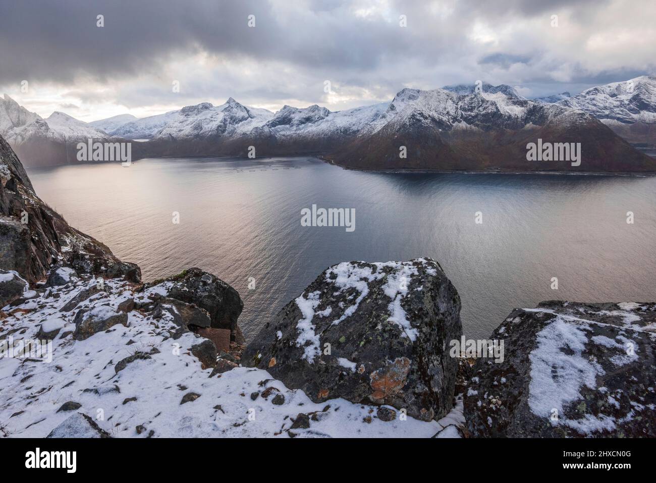 Herbsteindrücke von der norwegischen Insel Senja über dem Polarkreis, reines Skandinavien und Norwegen, Wanderung nach Hesten für die atemberaubende Aussicht auf den Berg Segla 639 m und die umliegenden Fjorde, Stockfoto