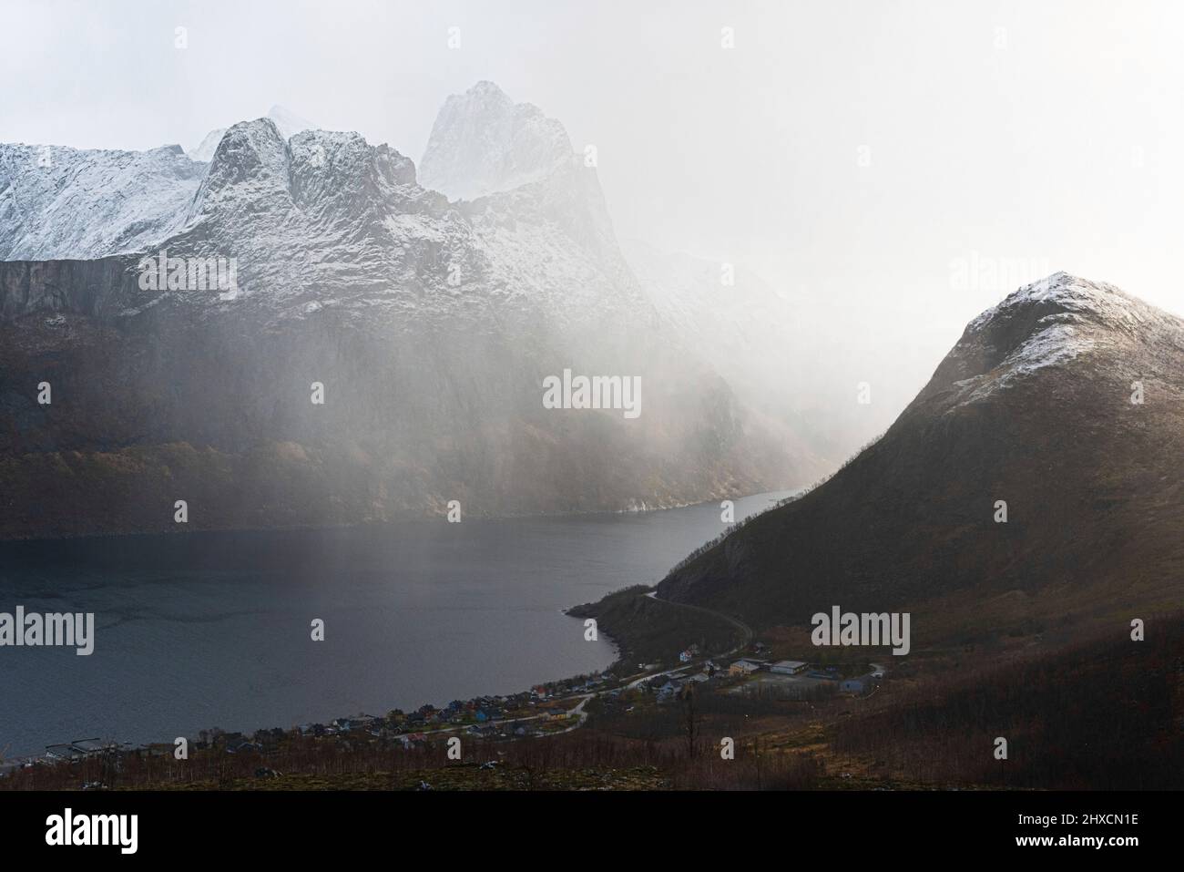 Herbsteindrücke von der norwegischen Insel Senja über dem Polarkreis, reines Skandinavien und Norwegen, Wanderung nach Hesten für die atemberaubende Aussicht auf den Berg Segla 639 m und die umliegenden Fjorde, Stockfoto