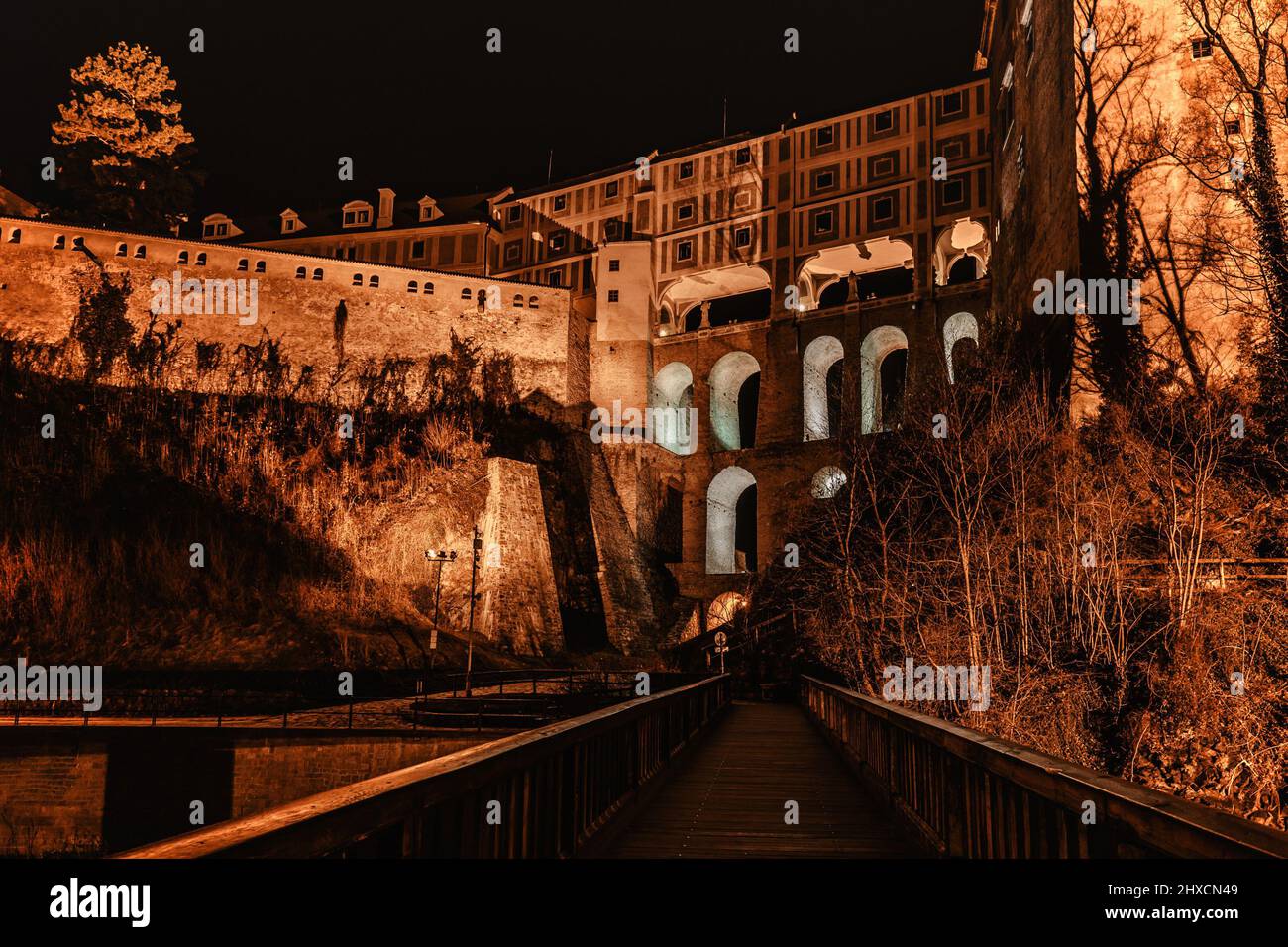 Nigth Blick auf die Tarnbrücke in Cesky Krumlov, Tschechische Republik.berühmte tschechische mittelalterliche Stadt mit Renaissance- und Barockschloss auf steilem Felsen über VLTA Stockfoto