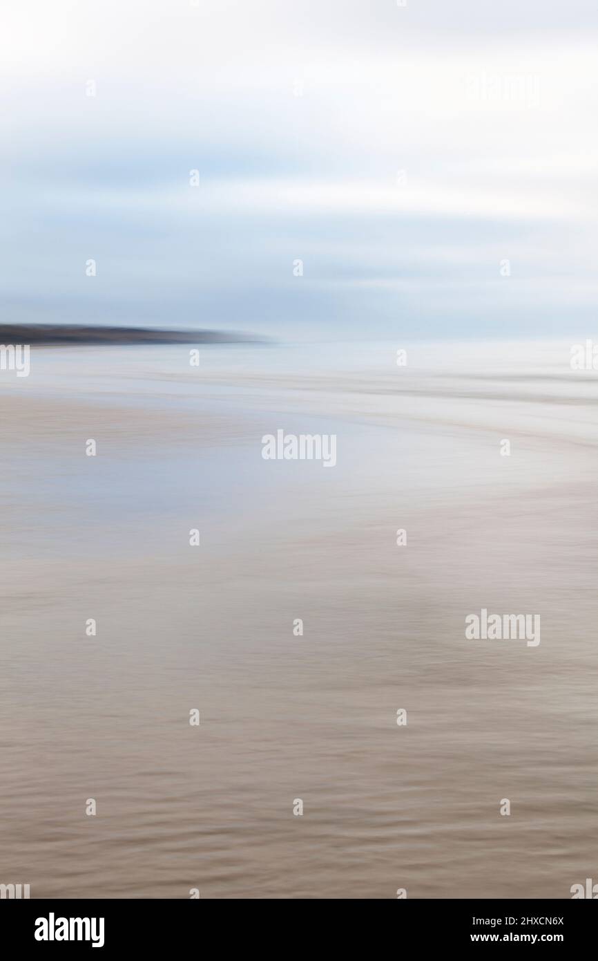 Wolken über Omaha Beach bei Ebbe und ruhigem Meer Stockfoto