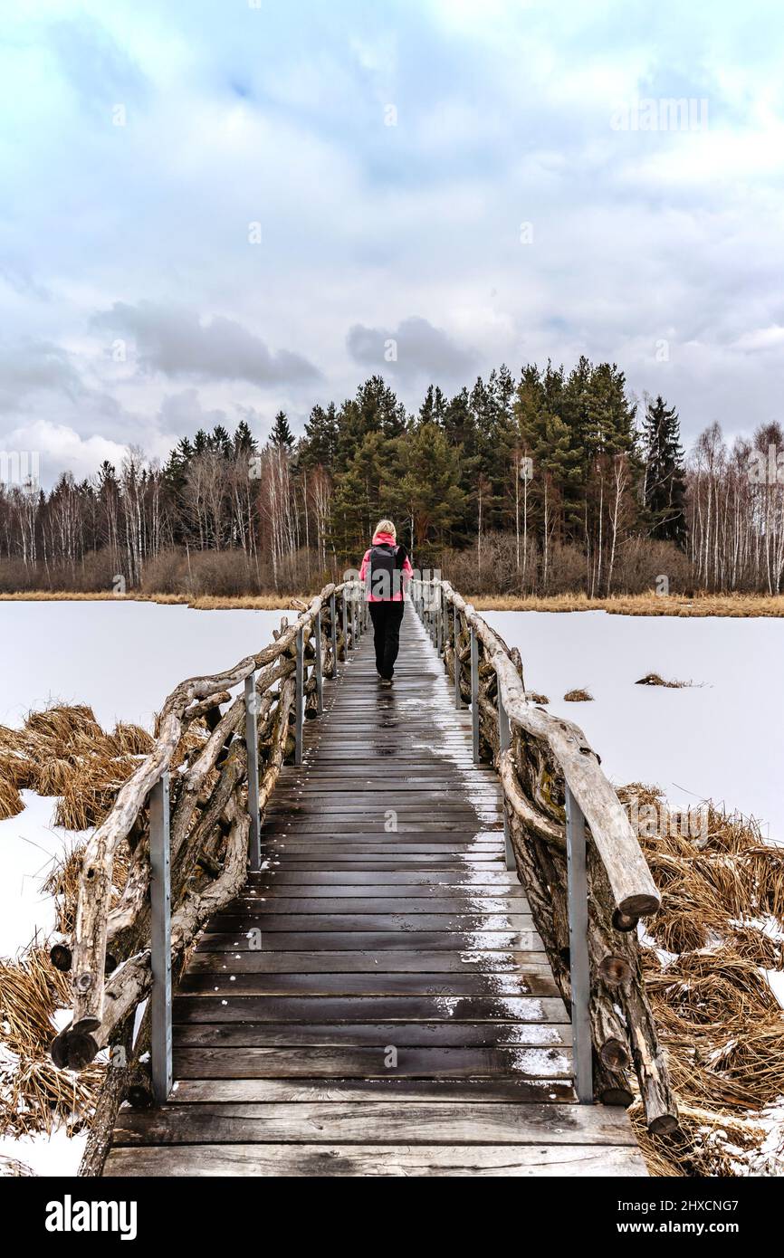 Wanderfrau, Olsina Lehrpfad nicht weit von Cesky Krumlov und Lipno Wasserreservoir, Tschechische Republik.Feuchtgebiet, Sümpfe, Moore und Auenwälder Stockfoto