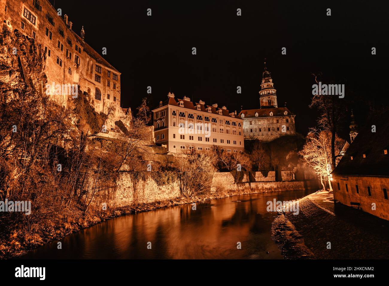 Nigth Blick auf Cesky Krumlov, Tschechische Republik.berühmte tschechische mittelalterliche Stadt mit Renaissance-und Barockschloss auf steilen Felsen über Moldau.UNESCO Heri Stockfoto