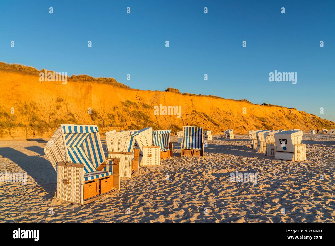 Strandliegen vor der Roten Klippe bei Kampen, Insel Sylt, Schleswig-Holstein, Deutschland Stockfoto