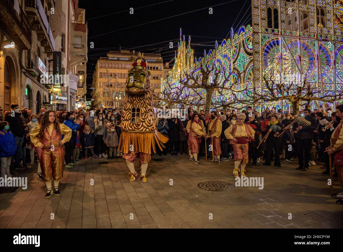 Der Valls Lion in der Prozession des 2022 (2021+1) Valls Decennial Festival, zu Ehren der Jungfrau der Candlemas in Valls (Tarragona, Spanien) Stockfoto