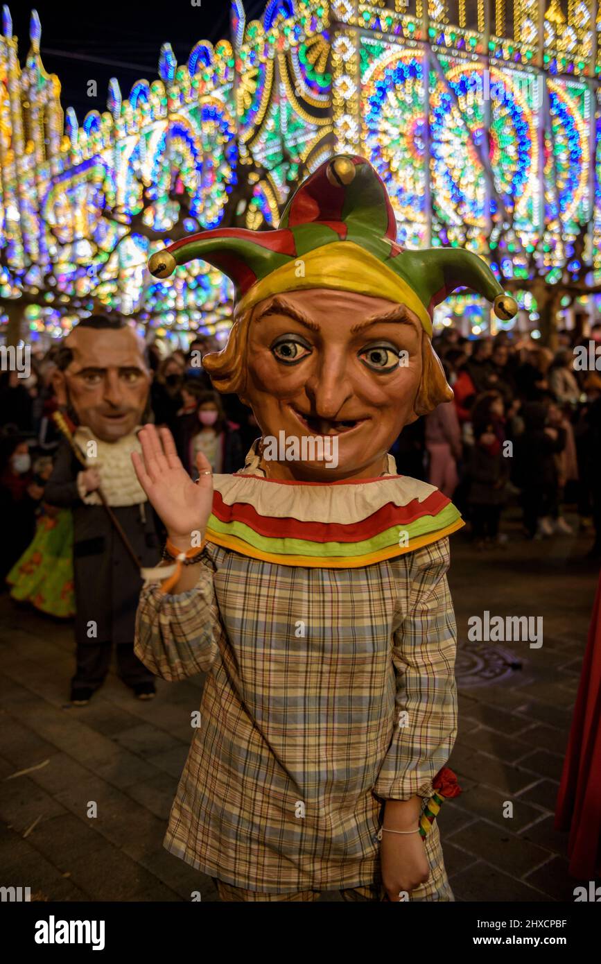 Die Valls Nans (überdimensionale Köpfe) in der Prozession des Valls Decennial Festival 2022 (2021+1) zu Ehren der Jungfrau der Candlemas in Valls Stockfoto