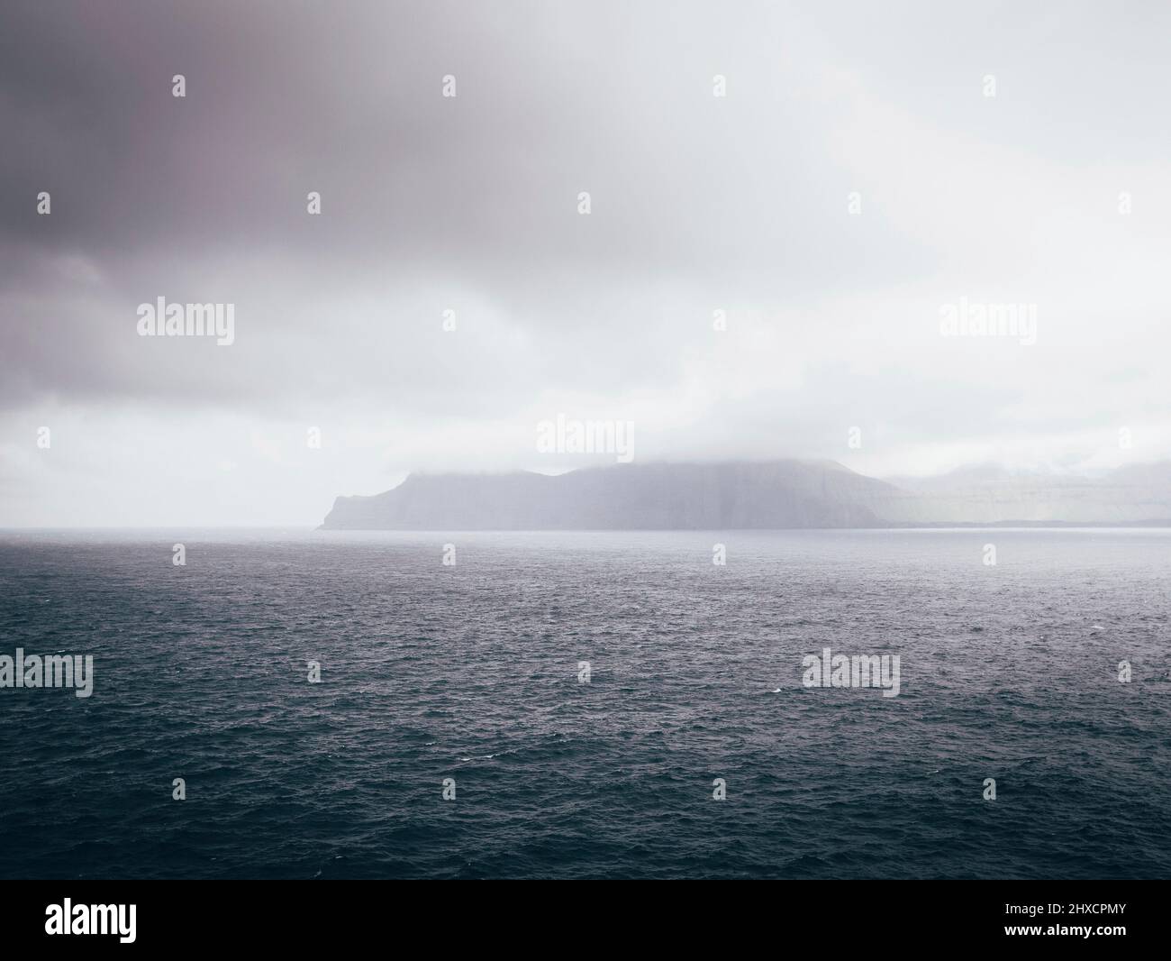 Ferne Insel im Nebel auf den Färöer Inseln Stockfoto