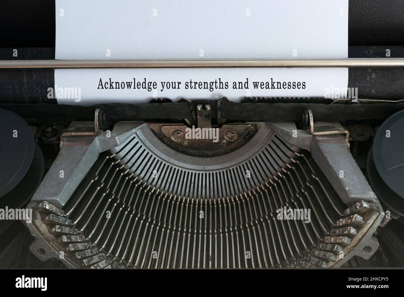 Text, der auf einer alten klassischen Schreibmaschine geschrieben wurde - erkenne deine Stärken und Schwächen an. Stockfoto