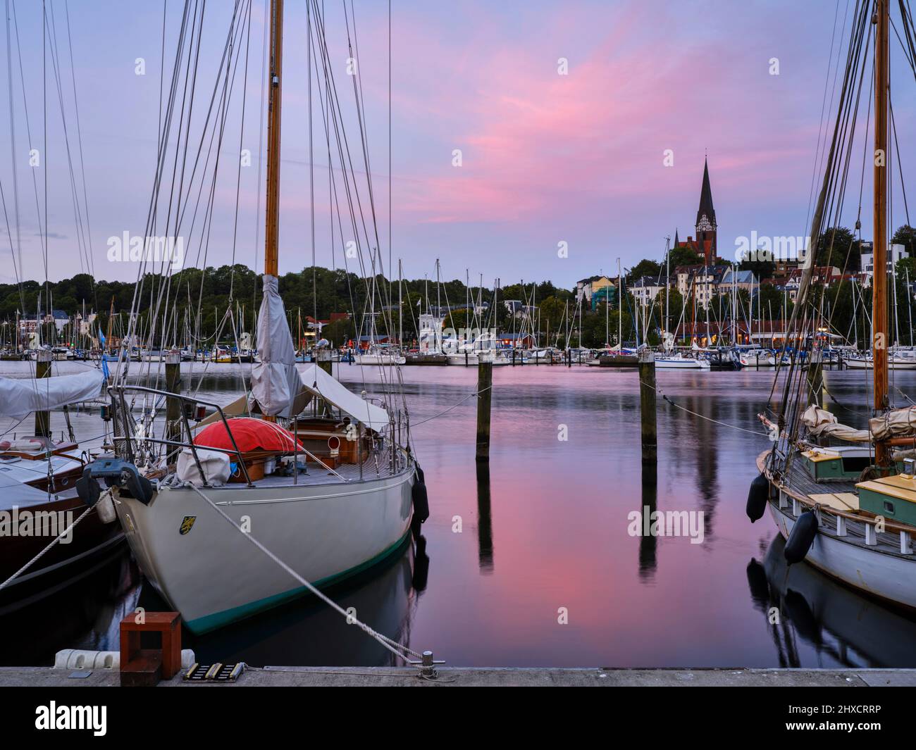Blick auf die Ostseite des Flensburger Hafens mit St. Jürgen im Hintergrund Stockfoto