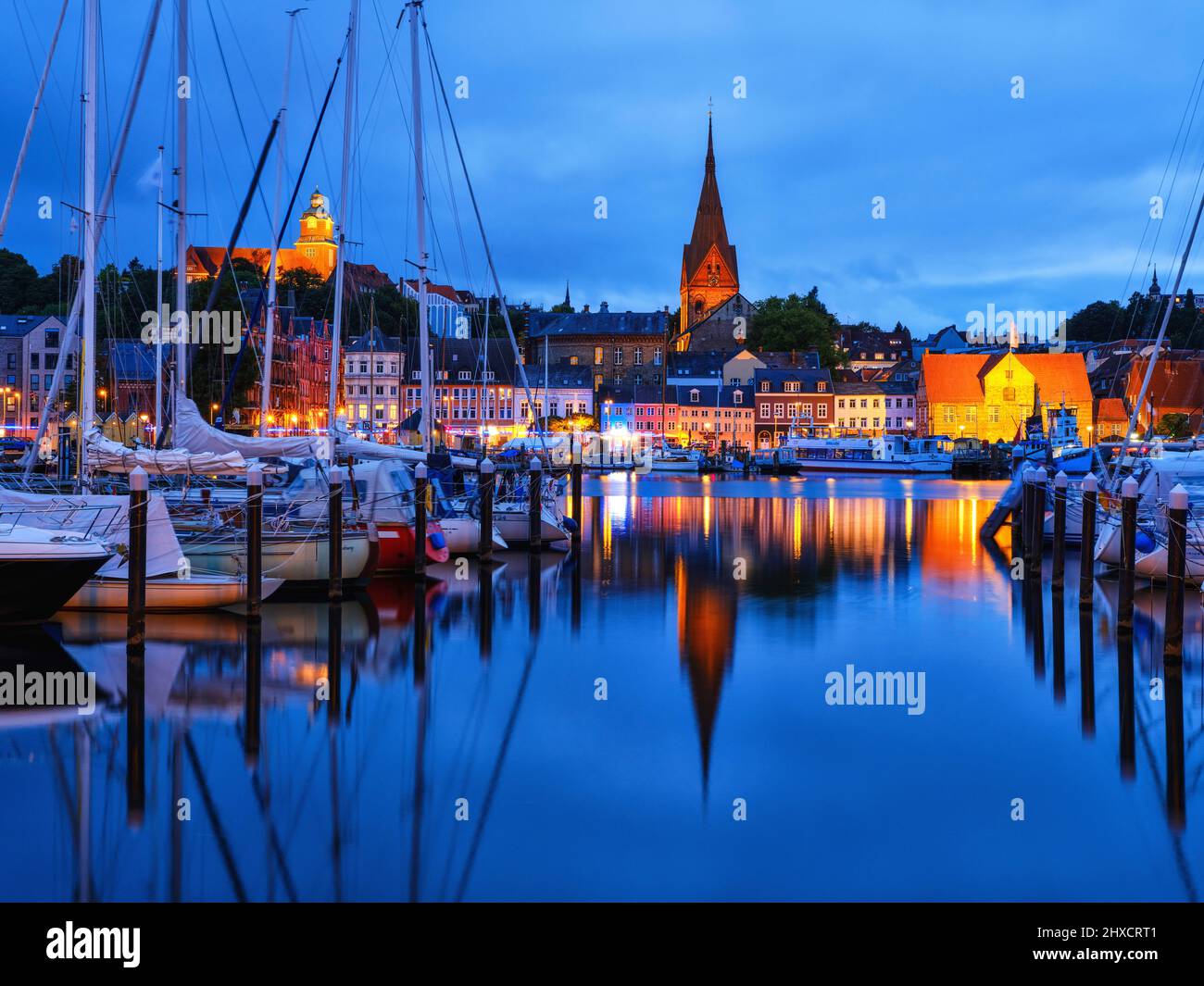 Blick vom Ostufer auf den Museumshafen mit der Marienkirche, Flensburg Stockfoto