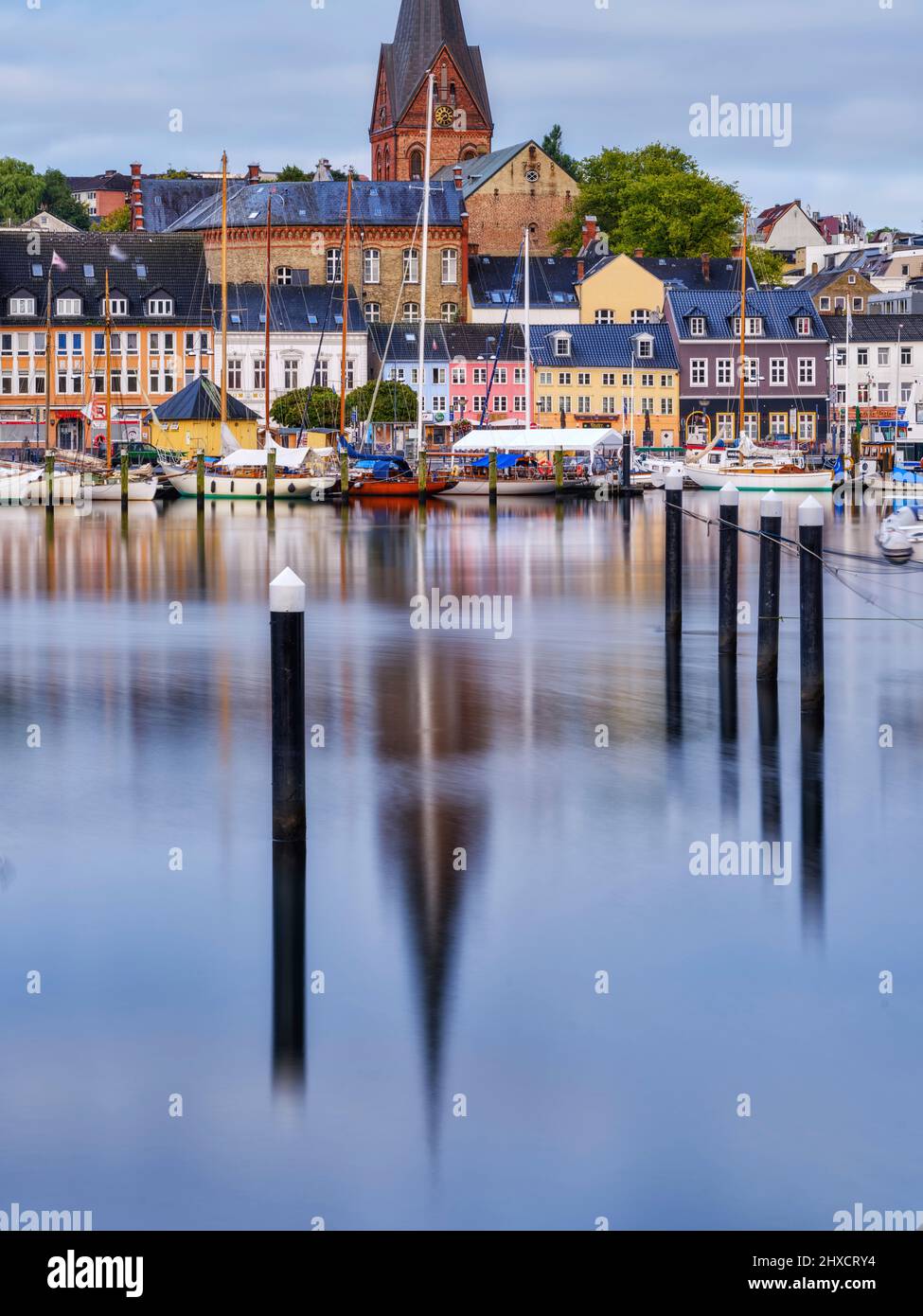 Blick vom Ostufer auf den Museumshafen mit der Marienkirche, Flensburg Stockfoto