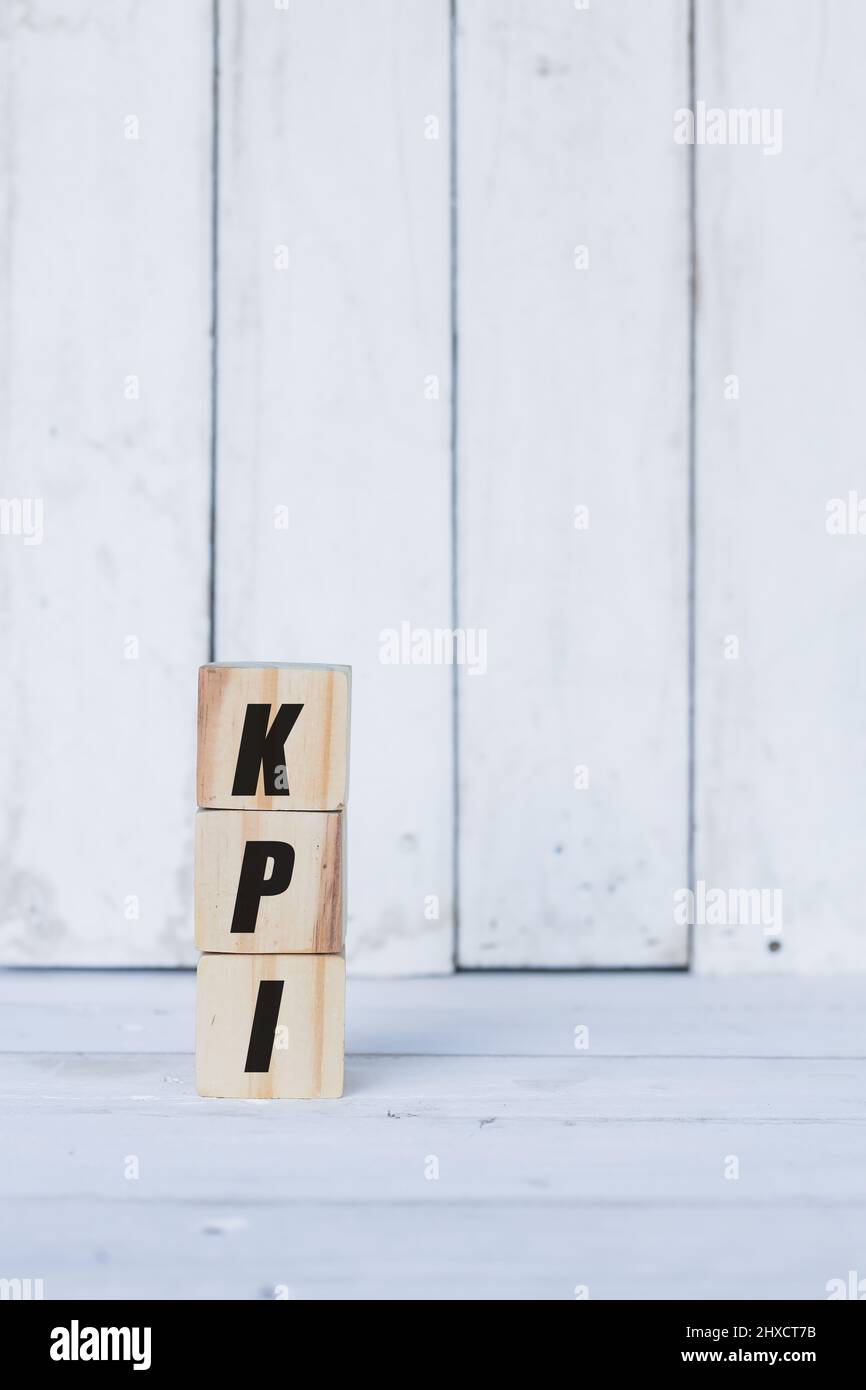 kpi-Konzept auf Holzwürfeln oder Blöcken geschrieben, auf weißem Holzhintergrund. Stockfoto