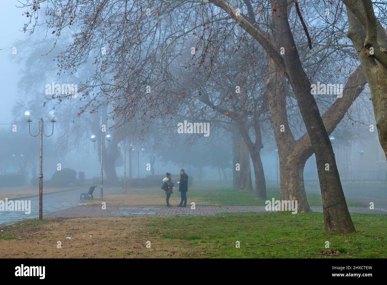 Wenn Nebel über Ambelonas Stadt, Larissa, Thessalien, Griechenland fällt. Stockfoto