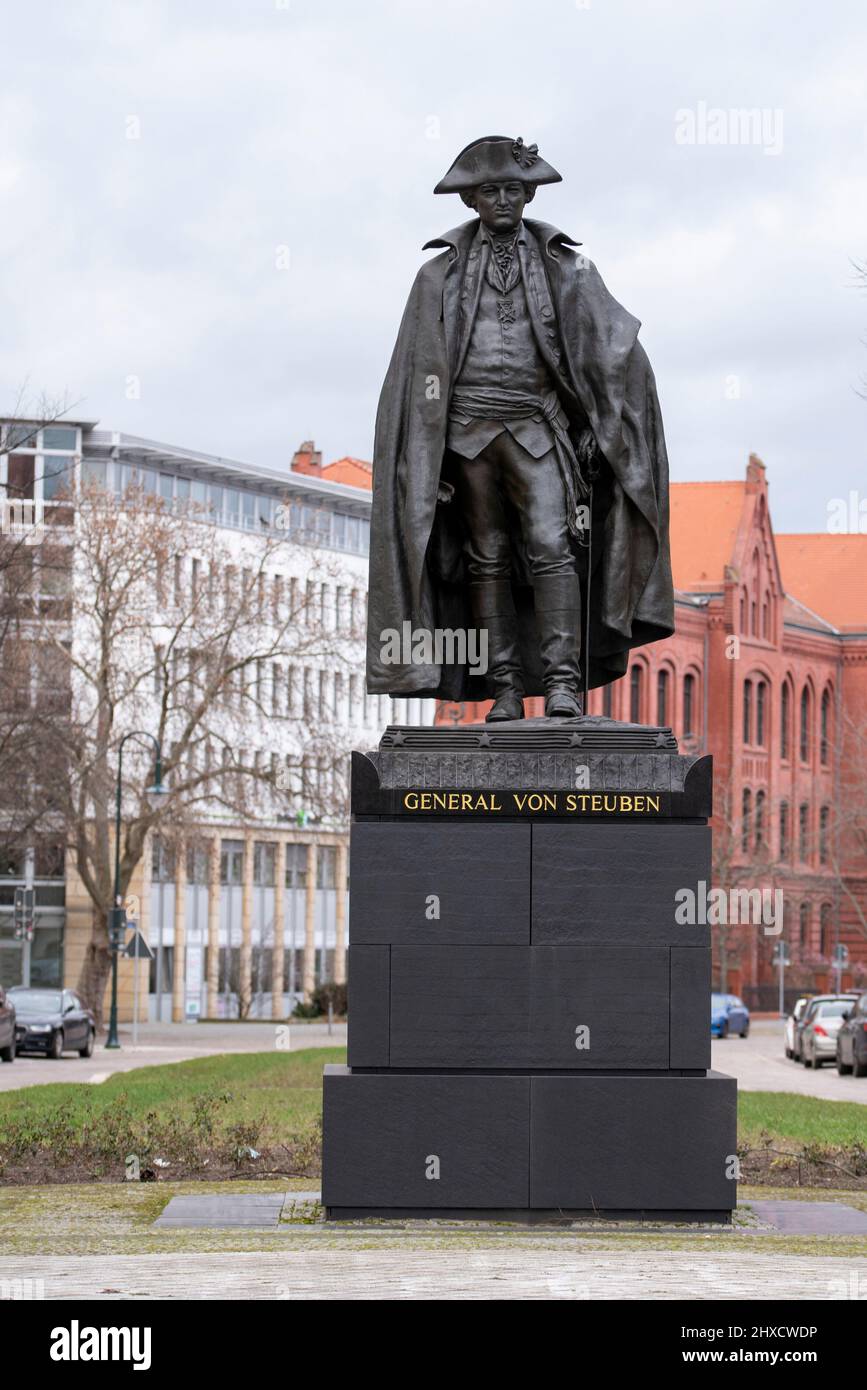 Deutschland, Sachsen-Anhalt, Magdeburg, Denkmal des Generals Friedrich Wilhelm von Steuben, der im amerikanischen Unabhängigkeitskrieg gekämpft wurde, wurde am 17. September 1730 in Magdeburg geboren. Stockfoto