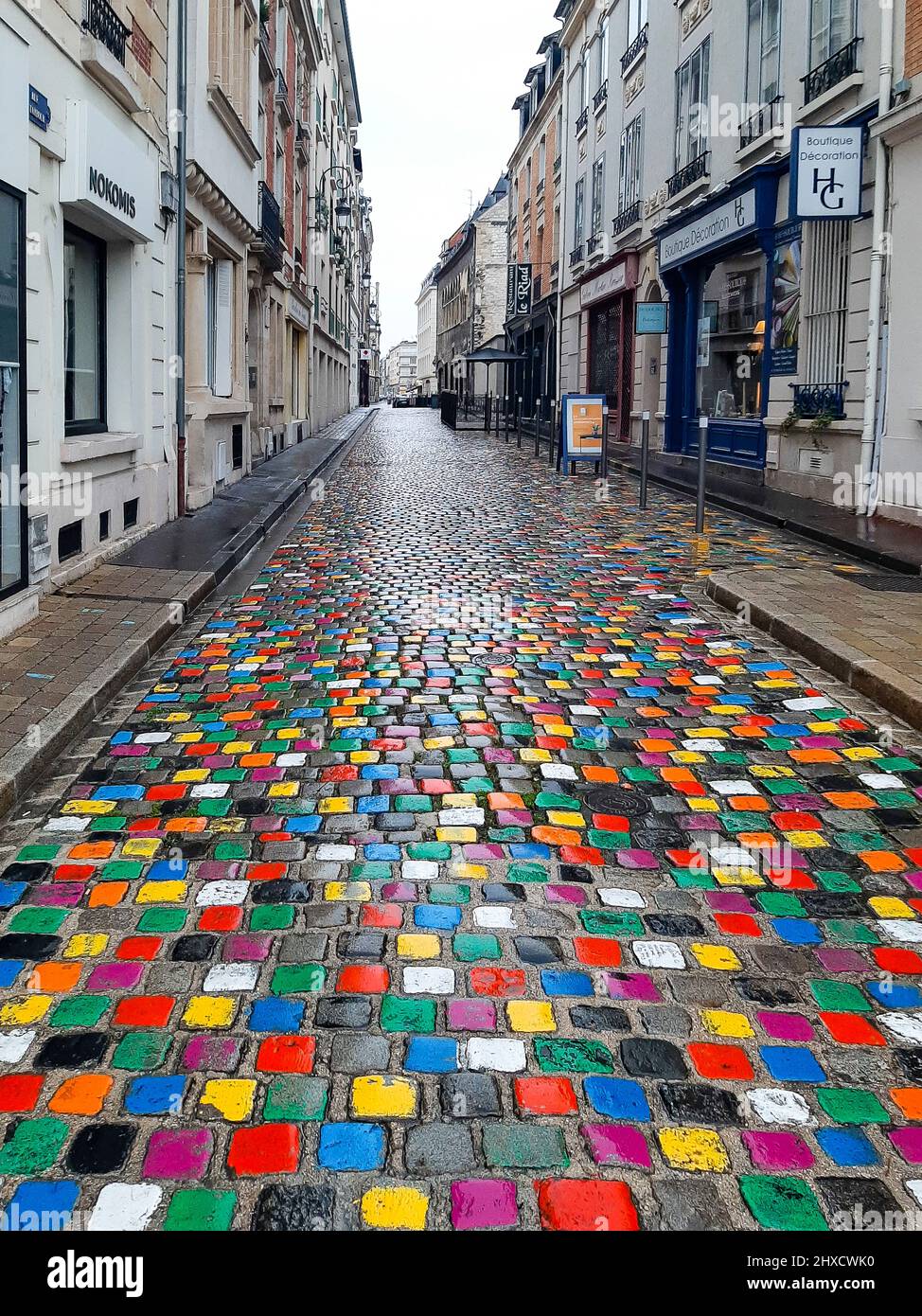 Farbige Kopfsteinpflaster in der rue de Tambour, Reims, Frankreich Stockfoto