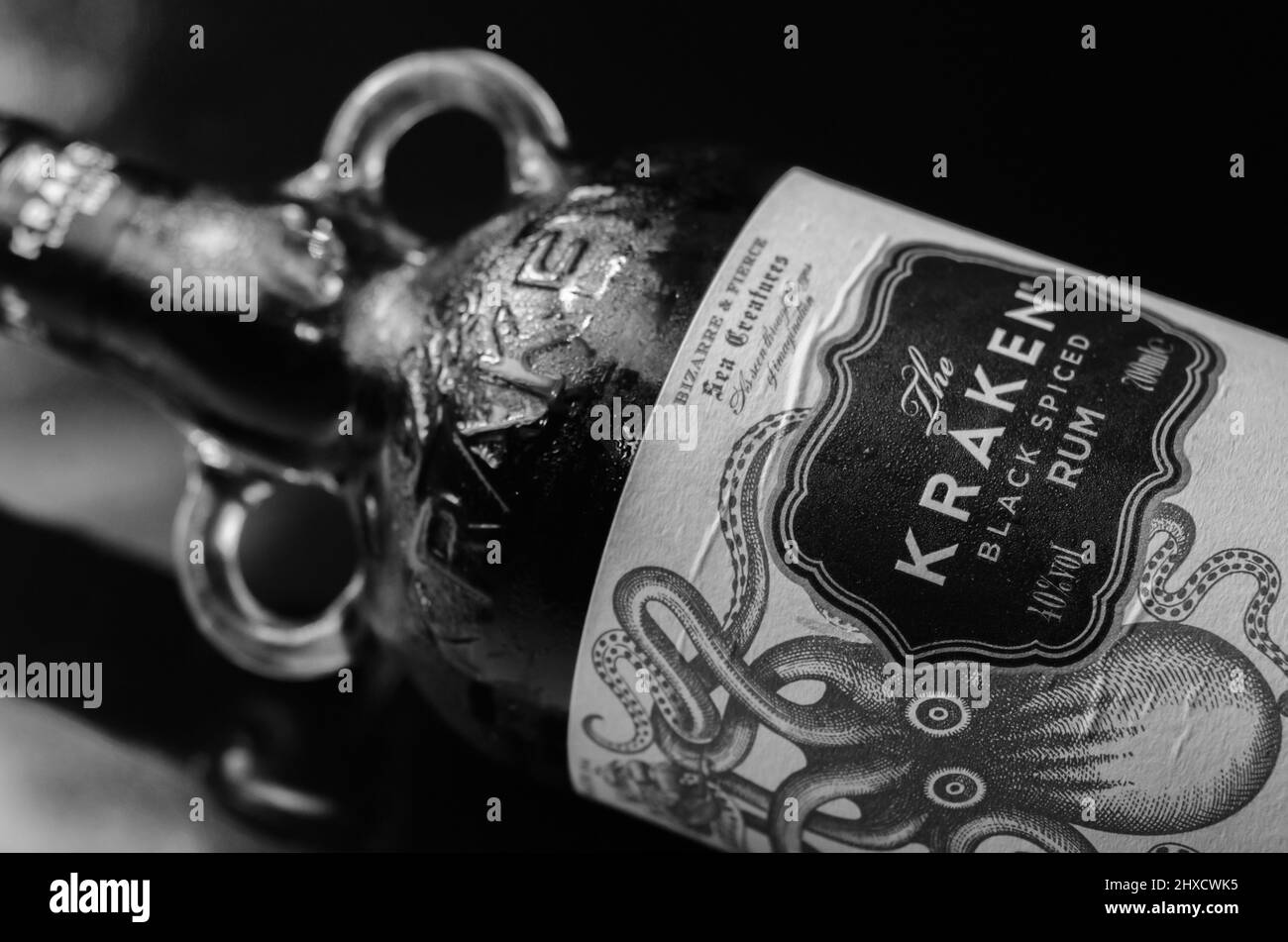 LONDON, VEREINIGTES KÖNIGREICH - 01. FEBRUAR 2022 karibischer schwarzer würziger Rum in einer charakteristischen viktorianischen Flasche mit einem Bild eines Seeungeheuers Stockfoto