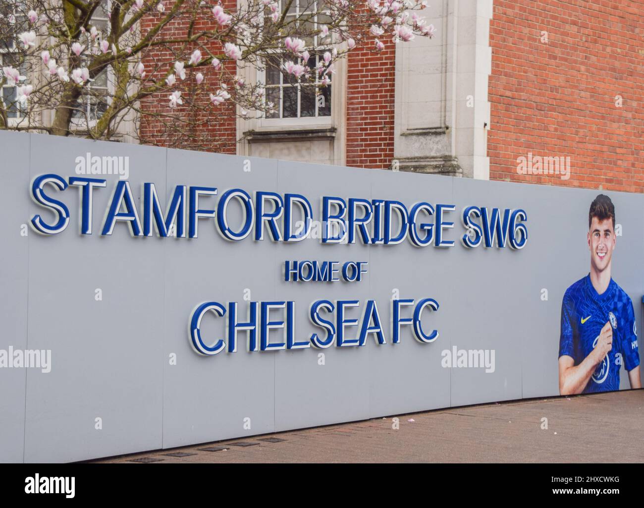 London, England, Großbritannien. 11. März 2022. Ein Eingangsschild am Stadion der Stamford Bridge. Der Chelsea Football Club wurde von Beschränkungen getroffen, einschließlich eines Verkaufsverbots für neue Tickets und Waren, nachdem der Besitzer Roman Abramovich aufgrund seiner engen Beziehungen mit dem russischen Präsidenten Wladimir Putin mit Sanktionen belegt wurde. (Bild: © Vuk Valcic/ZUMA Press Wire) Bild: ZUMA Press, Inc./Alamy Live News Stockfoto