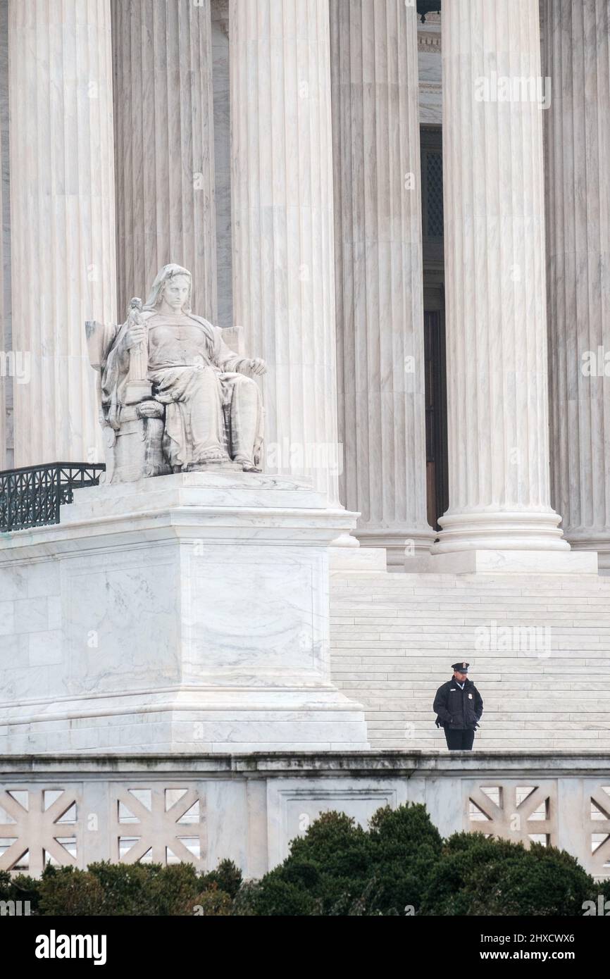 Gebäude des Obersten Gerichtshofes der USA mit der Polizei des Obersten Gerichtshofes Stockfoto