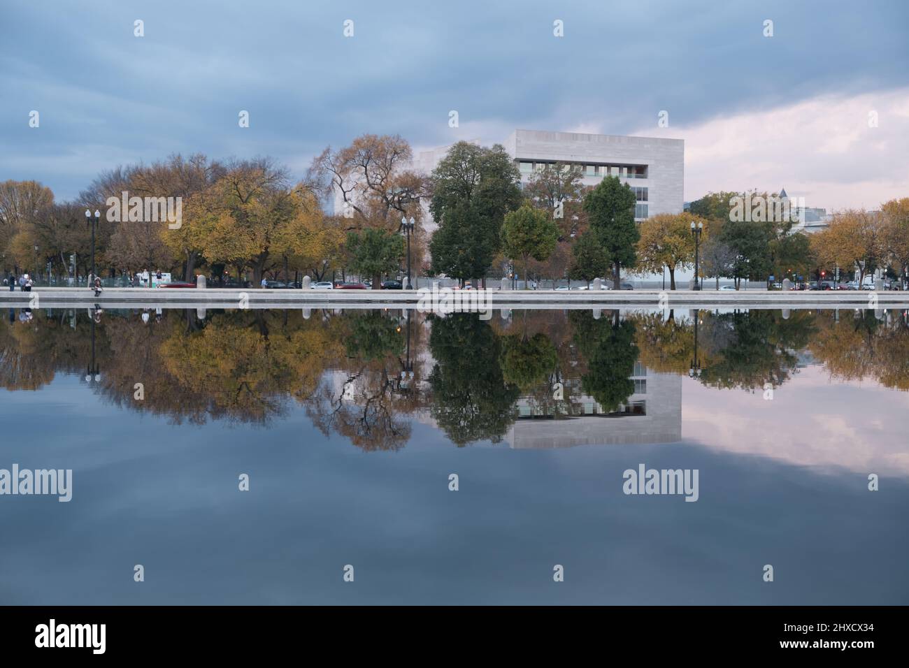Herbstszene der National Gallery of Art und des Capitol Reflecting Pool Stockfoto