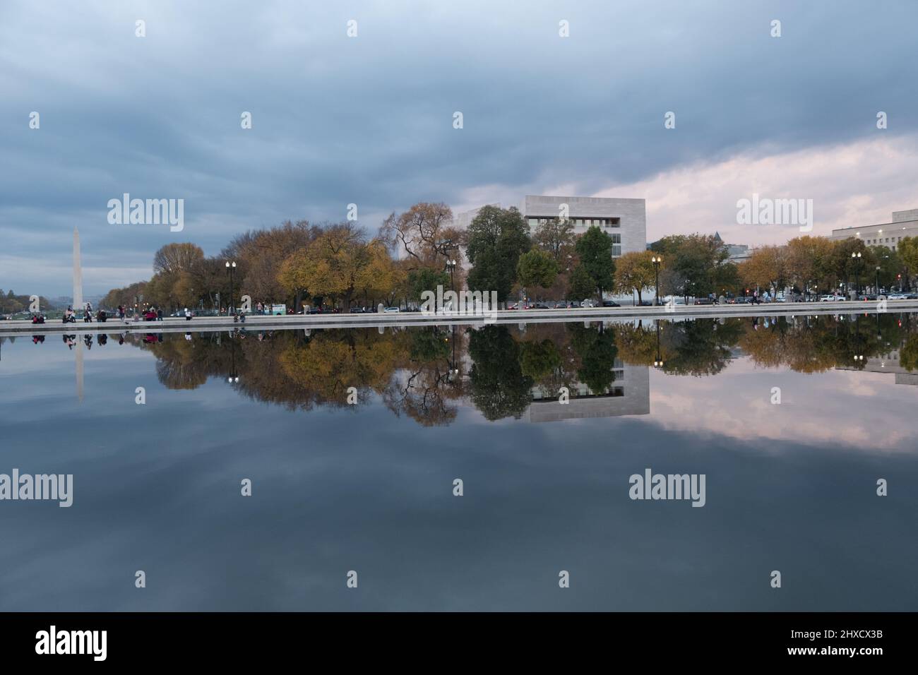 Herbstszene der National Gallery of Art und des Capitol Reflecting Pool Stockfoto