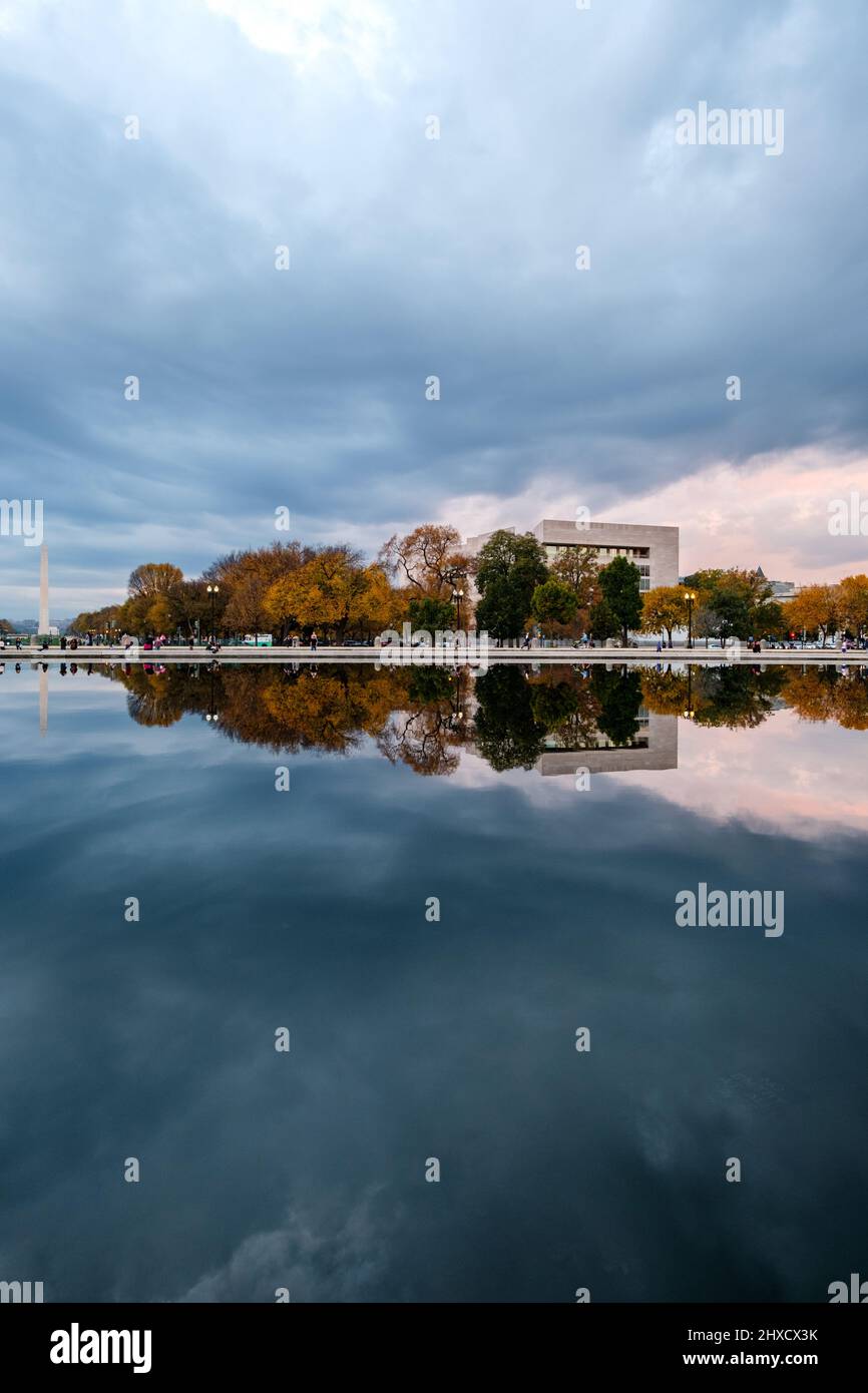 Herbstszene der National Gallery of Art und des Capitol Reflecting Pool Stockfoto