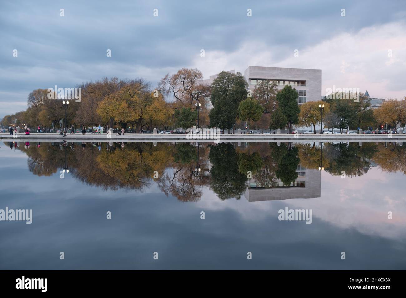 Herbstszene der National Gallery of Art und des Capitol Reflecting Pool Stockfoto
