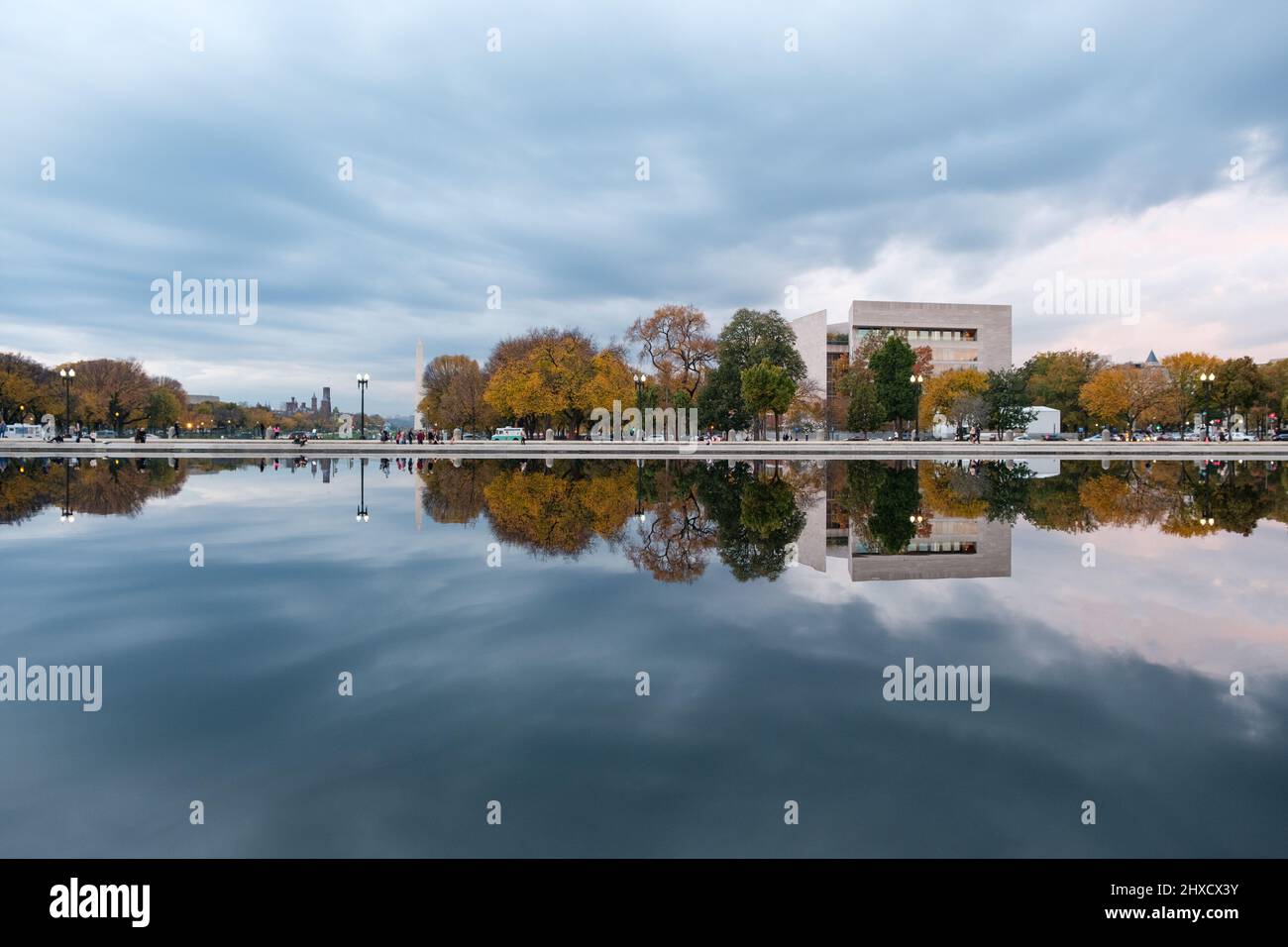 Herbstszene der National Gallery of Art und des Capitol Reflecting Pool Stockfoto