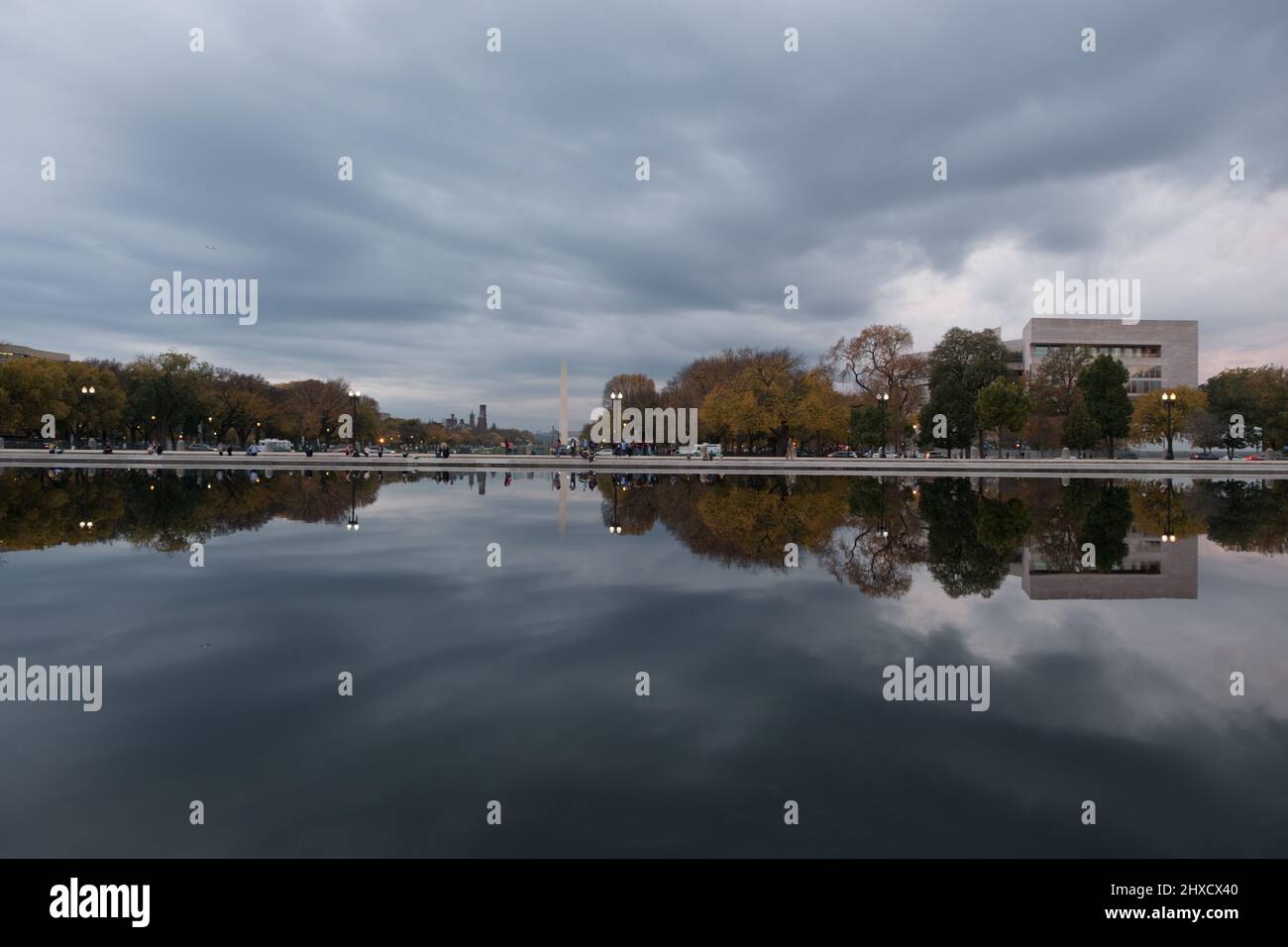 Herbstszene der National Gallery of Art und des Capitol Reflecting Pool Stockfoto
