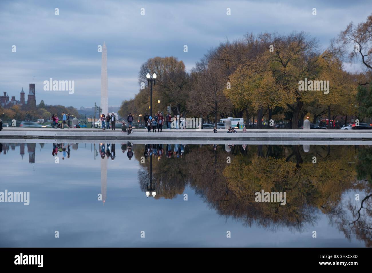 Herbstszene der National Gallery of Art und des Capitol Reflecting Pool Stockfoto