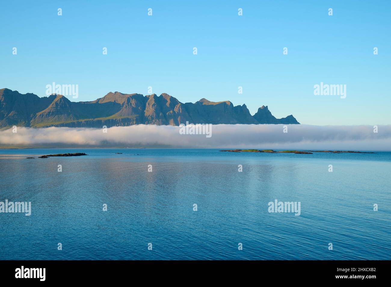 Meer, Fjord, Sommer, Austurland, Insel Stockfoto