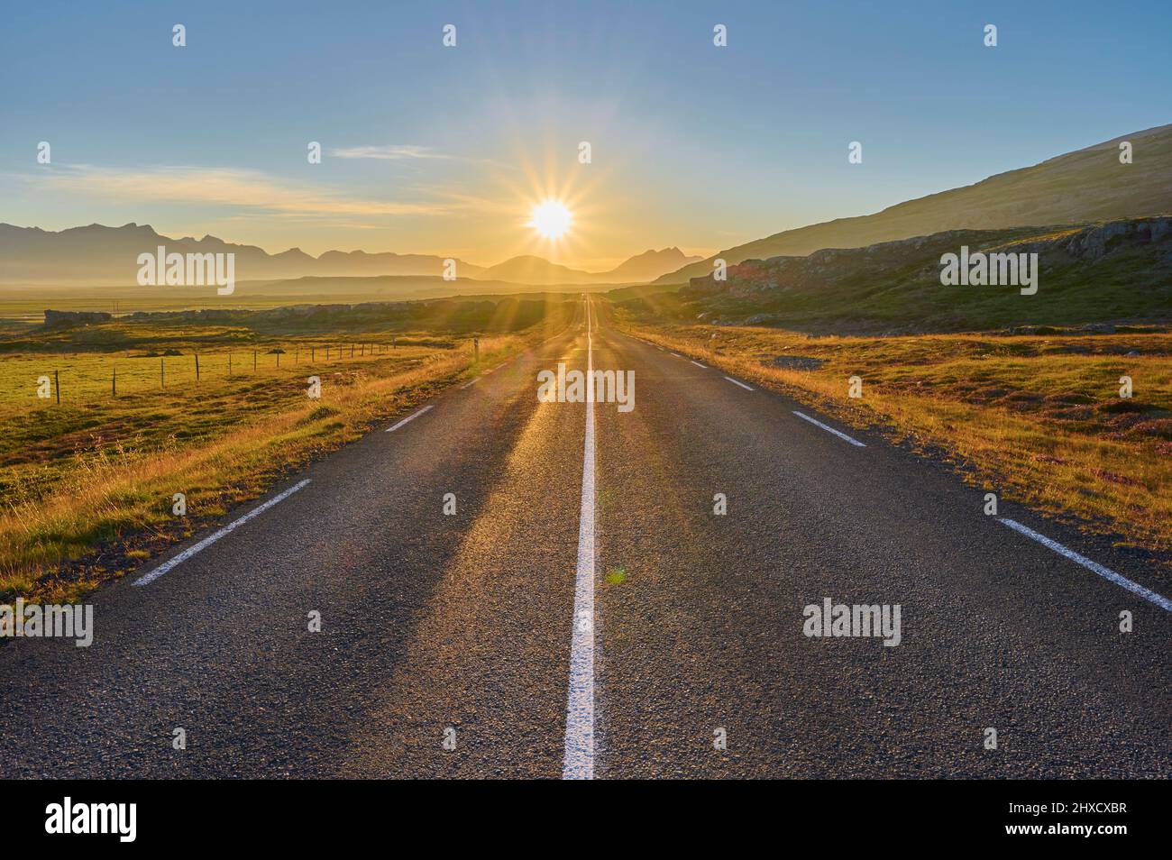 Straße, Sonnenuntergang, Sommer, Breiddalsvik, Austurland, Insel Stockfoto
