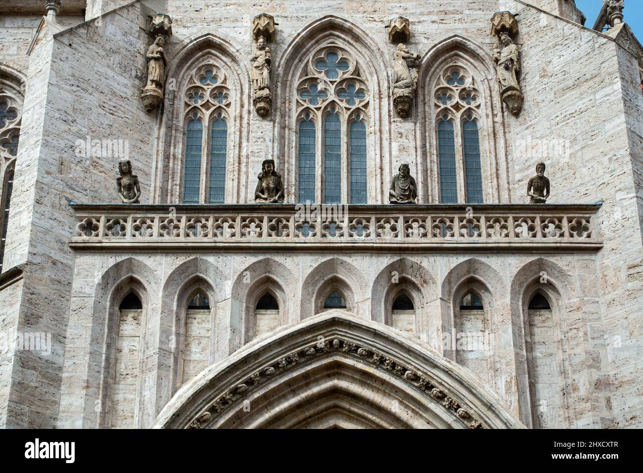 Brüstung über dem Südportal der Marienkirche die untere Reihe zeigt Kaiser Karl IV., seine vierte Frau Elisabeth von Pommern und zwei seiner Kinder. Die obere Reihe zeigt die Anbetung der Könige. Stockfoto