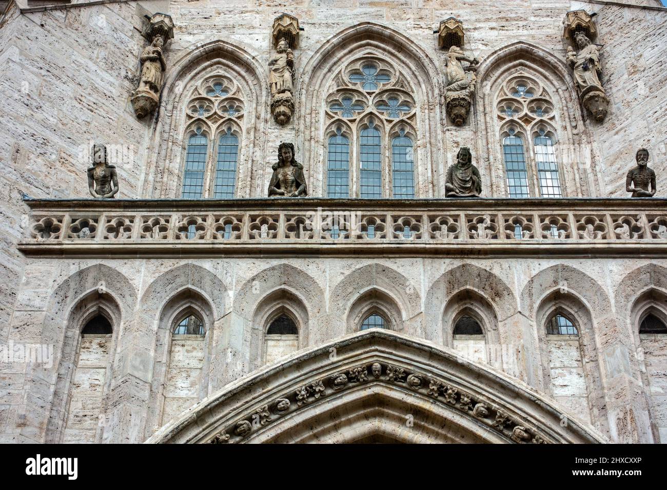 Brüstung über dem Südportal der Marienkirche die untere Reihe zeigt Kaiser Karl IV., seine vierte Frau Elisabeth von Pommern und zwei seiner Kinder. Die obere Reihe zeigt die Anbetung der Könige. Stockfoto