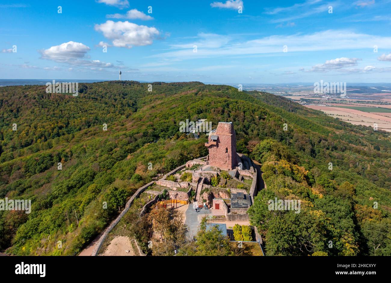 Reichsburg Kyffhausen, Blick vom Kyffhäuser-Denkmal über den Berghof auf den Kulpenberg mit dem Fernsehturm. Stockfoto