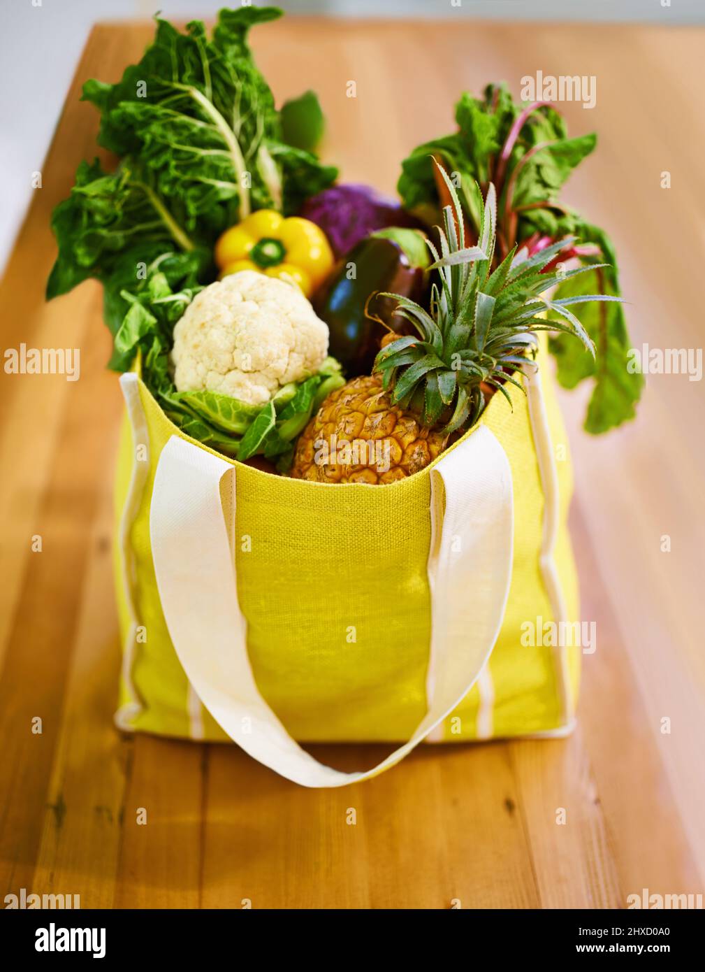 Ich habe eine Tüte voller Güte bekommen. Aufnahme einer Auswahl an Obst und Gemüse in einer Einkaufstasche. Stockfoto