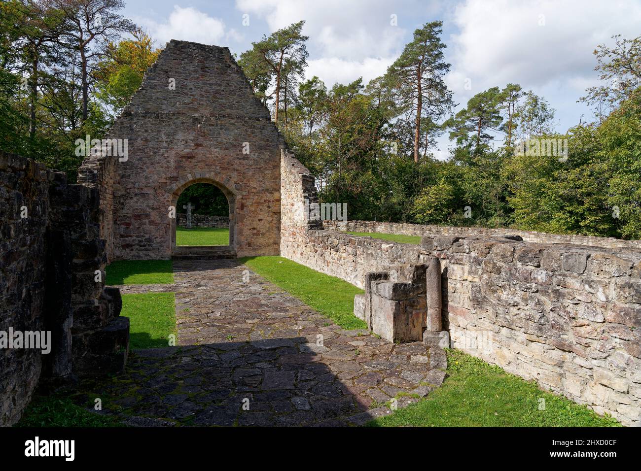 Die Kirchenruine St. Michael auf dem Michelsberg bei Münsterstadt im Biosphärenreservat Rhön, Unterfranken, Bayern, Deutschland Stockfoto