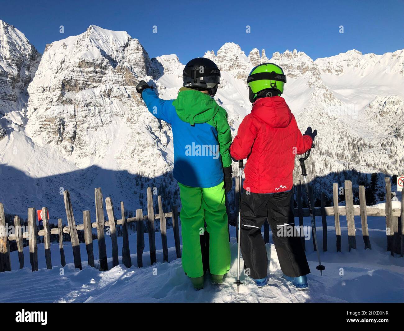 Zwei kleine Skifahrer blicken auf die Schlicker Gipfel im Skigebiet Schlick 2000 im Stubaital, Kinder, Winterlandschaft, Natur, Berge, Stubaital, Fulpmes, Tirol, Österreich Stockfoto