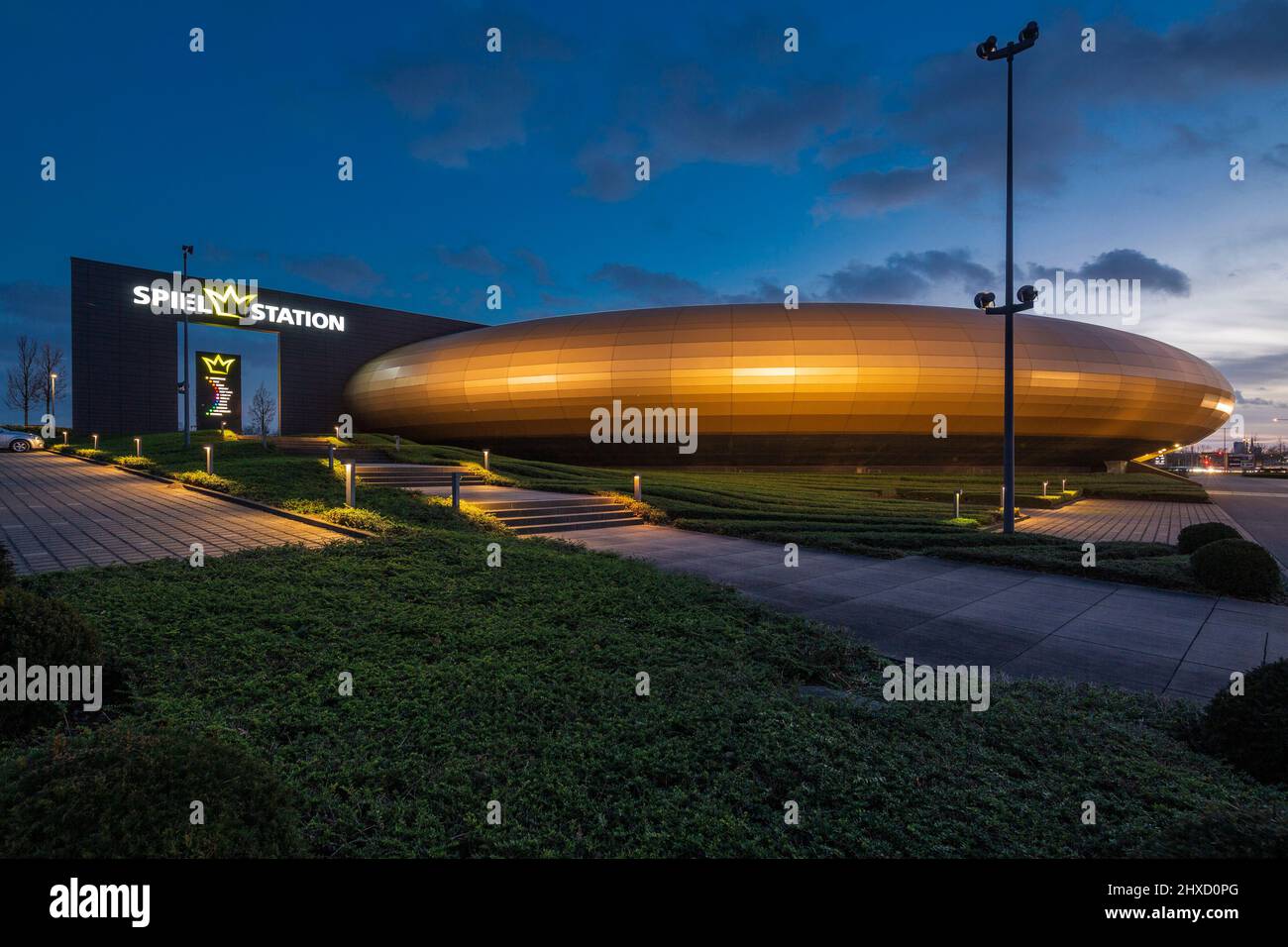 SPIELSTATION im Einkaufszentrum Westfield CENTRO in Oberhausen-Neue Mitte, Unterhaltung, Abend, blaue Stunde, Beleuchtung, Oberhausen, Ruhrgebiet, Nordrhein-Westfalen Stockfoto SPIELSTATION im Einkaufszentrum Westfield CENTRO in Oberhausen-Neue Mitte, Unterhaltung, Abend, blaue Stunde, Beleuchtung, Oberhausen, Ruhrgebiet, Nordrhein-Westfalen Stockfoto