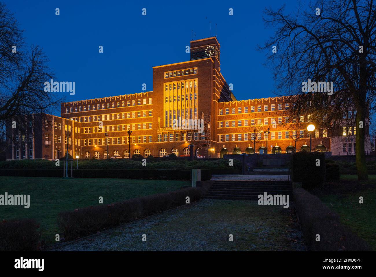 Backsteinexpressionismus, Rathaus im alten Oberhausen am Abend, blaue Stunde, Beleuchtung, Oberhausen, Ruhrgebiet, Nordrhein-Westfalen Stockfoto