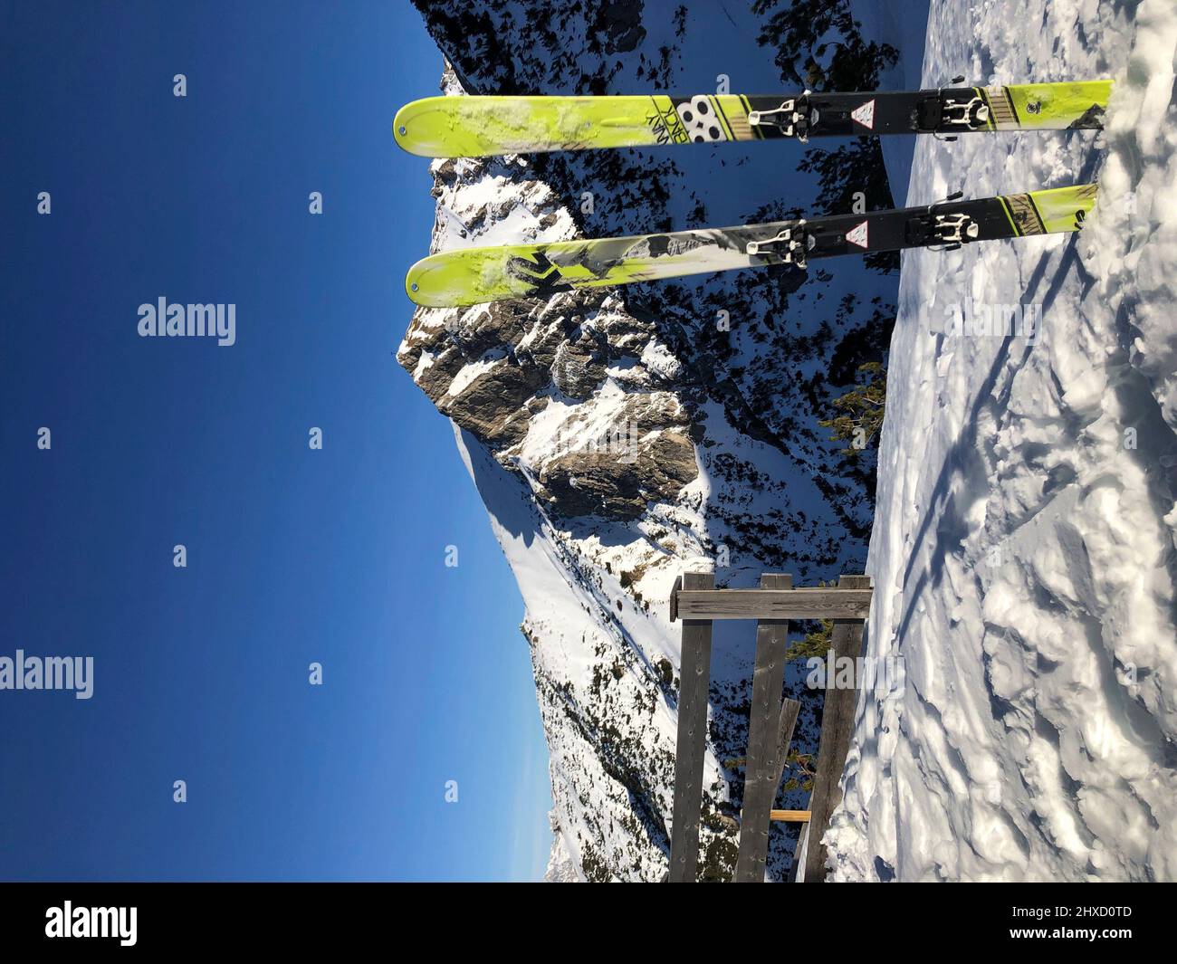 Ein Paar Tourenski im Schnee, Seefelder Spitze im Hintergrund, Winterlandschaft, Natur, Berge, Härmelekopf, Rosshütte, Seefeld, Tirol, Österreich Stockfoto