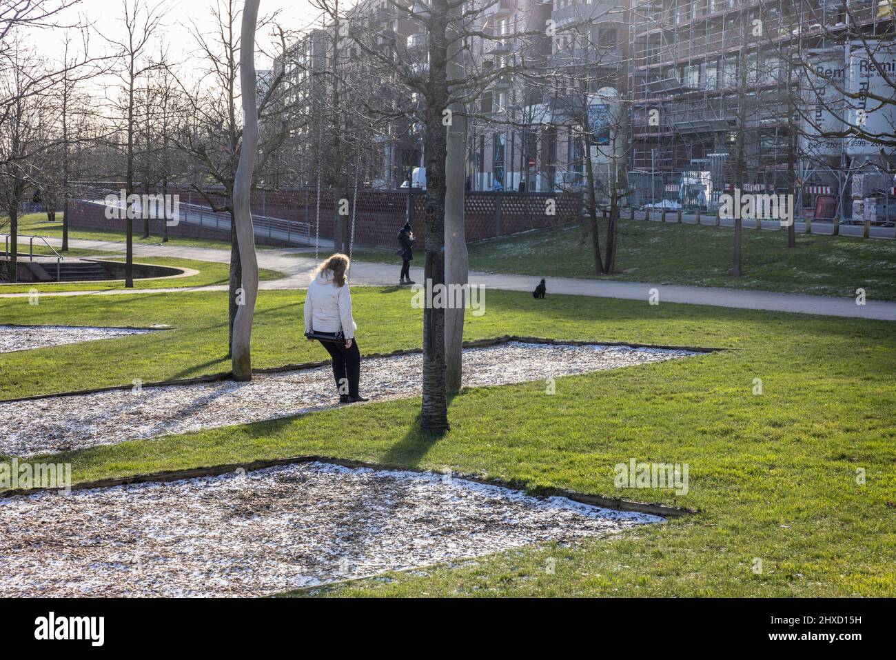 Hansestadt Hamburg, eine Frau auf der Schaukel im Lohlsepark der HafenCity Stockfoto