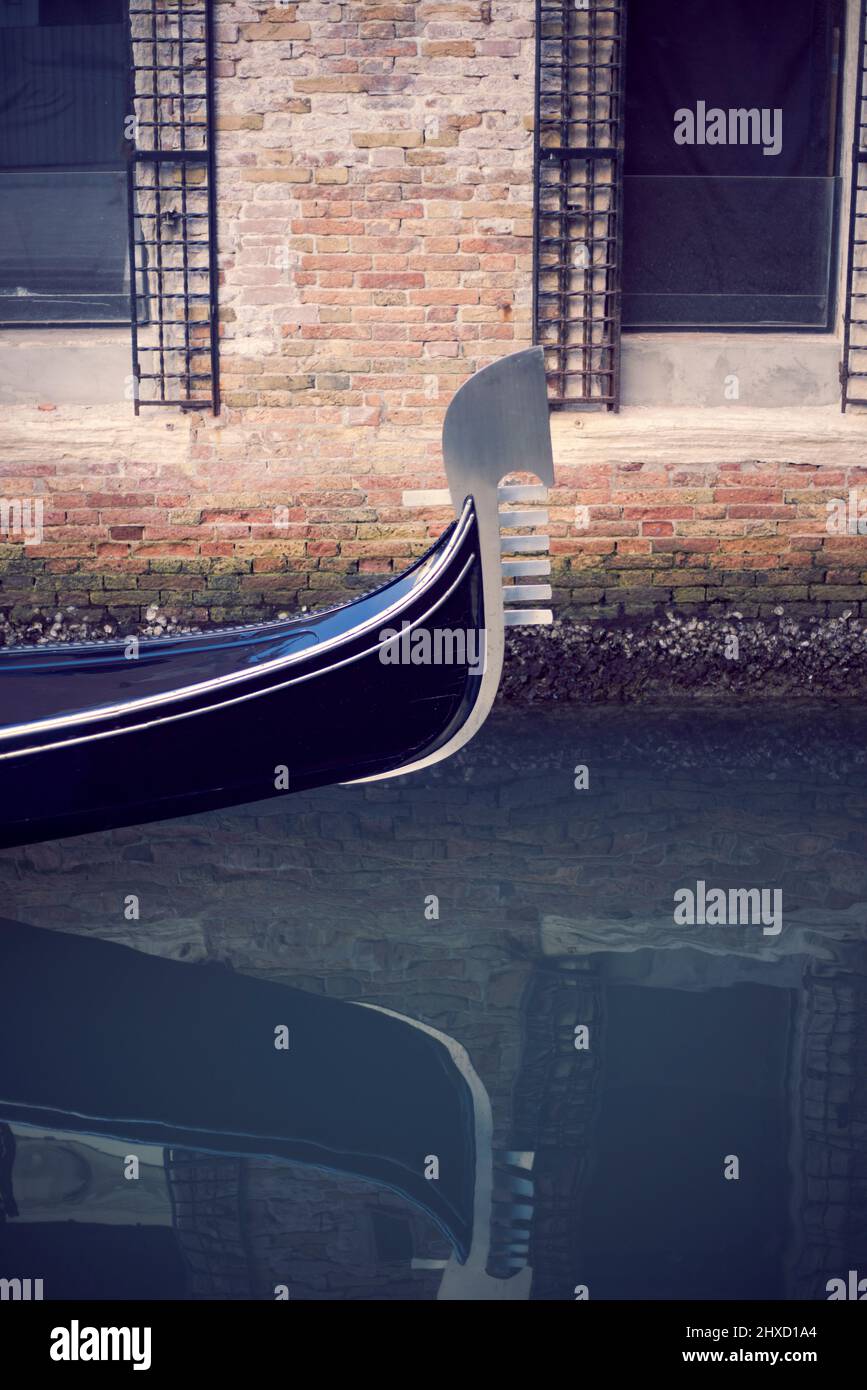 Kunstvolle Metallspitze der venezianischen Gondel vor einem Gebäude in Venedig, Italien Stockfoto