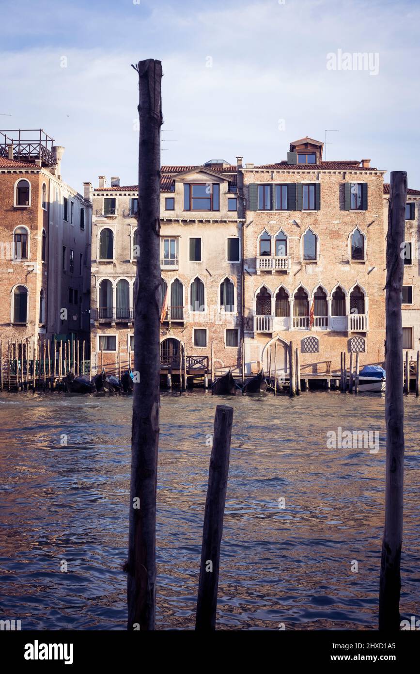 Palazzo am Canale Grande mit Holzpfählen im Vordergrund in Venedig, Italien Stockfoto