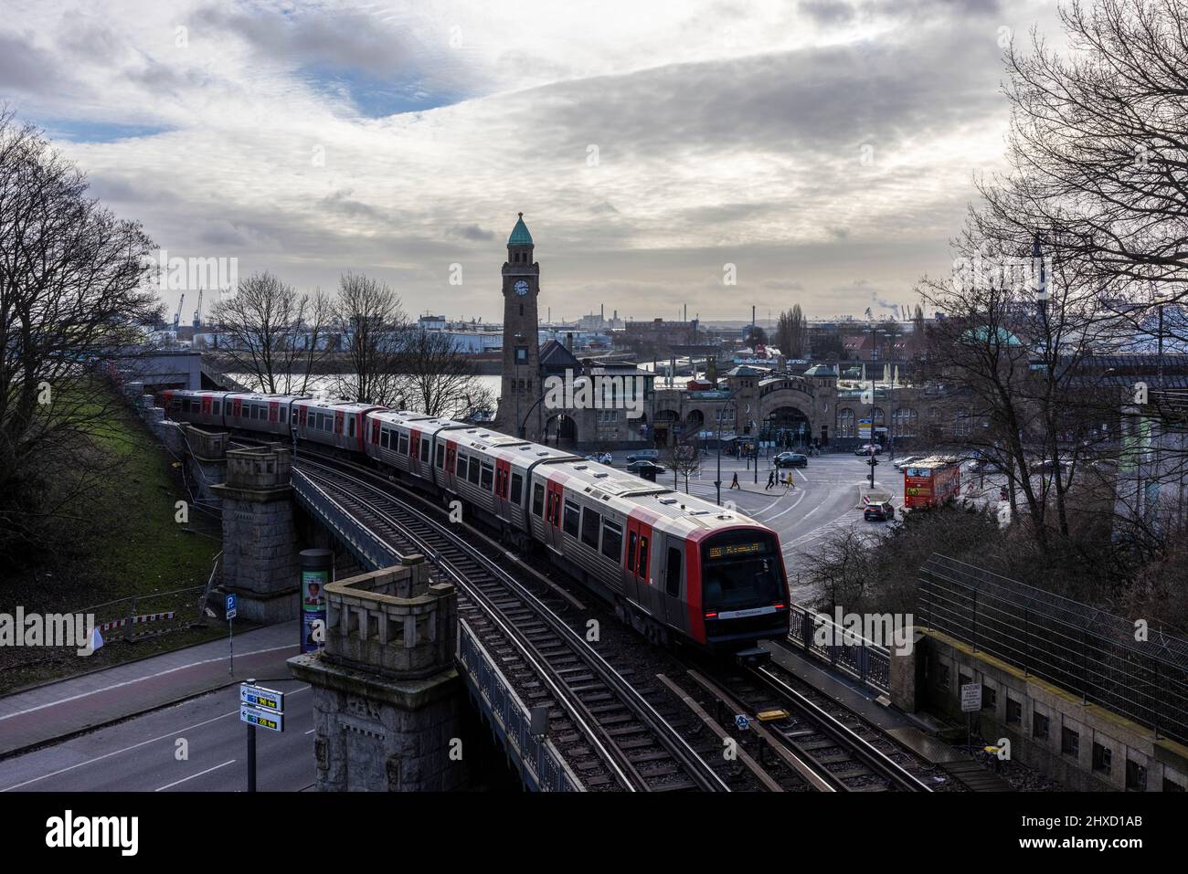 Hansestadt Hamburg, Blick über die U-Bahn-Gleise bis zu den Anlegestellen Stockfoto