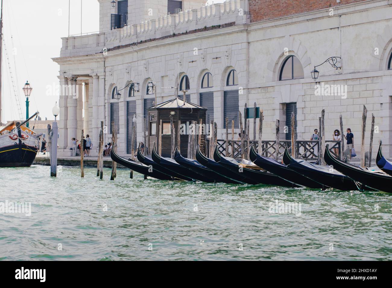 Gondelanlegestelle vor der Punta della Dogana in Venedig, Italien Stockfoto