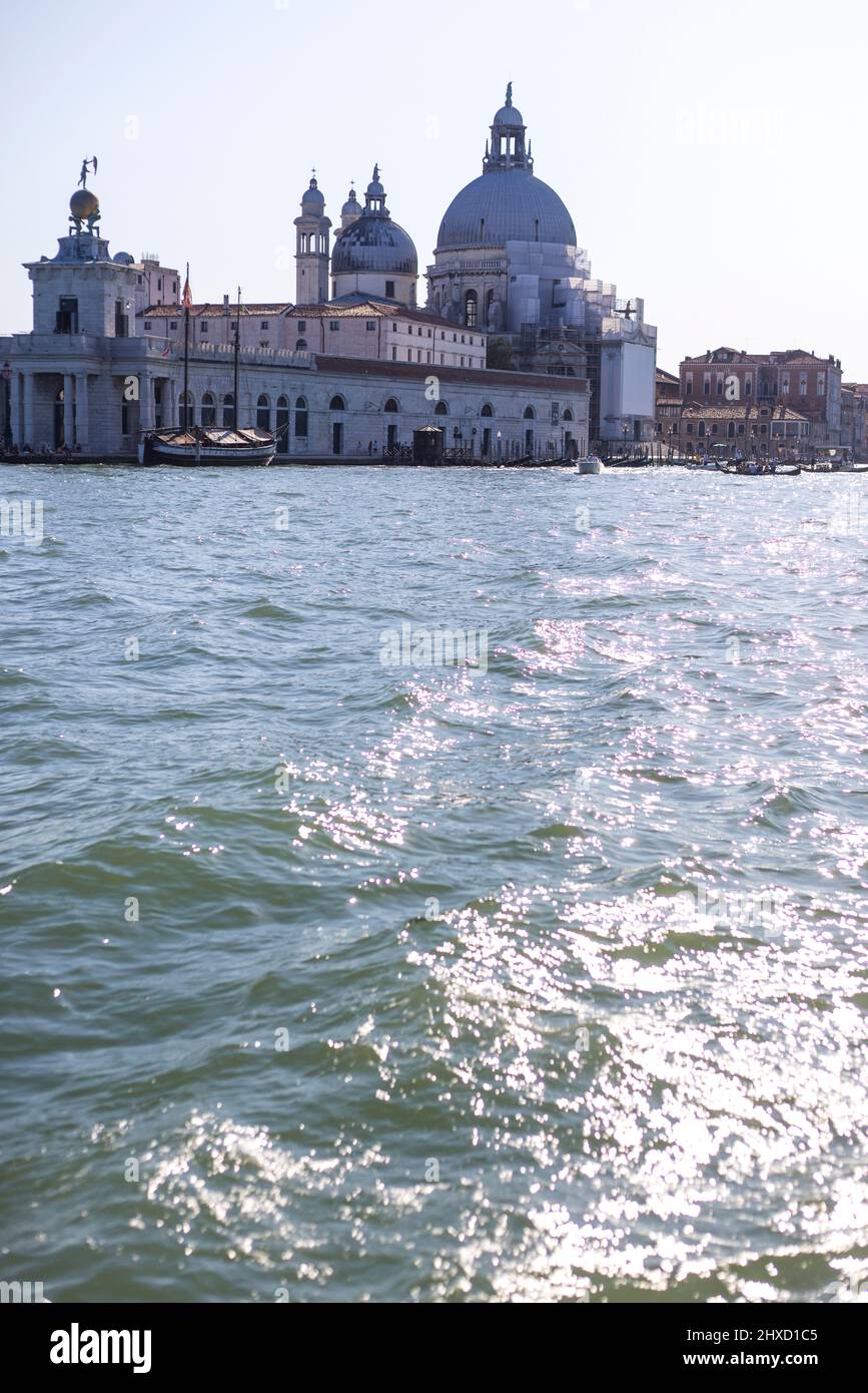 Blick vom Wasser der Basilica di Santa Maria della Salute und Punta della Dogana in Venedig, Italien Stockfoto