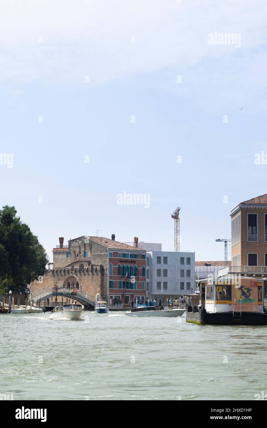 Boote fahren auf dem Canal Grande im Viertel Santa Croce in Venedig, Italien Stockfoto