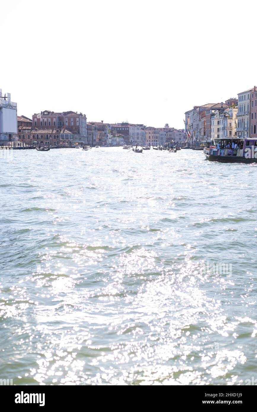 Blick vom Wasser auf den Palazzo Genovese und die Hektik des Canale Grande in Venedig, Italien Stockfoto