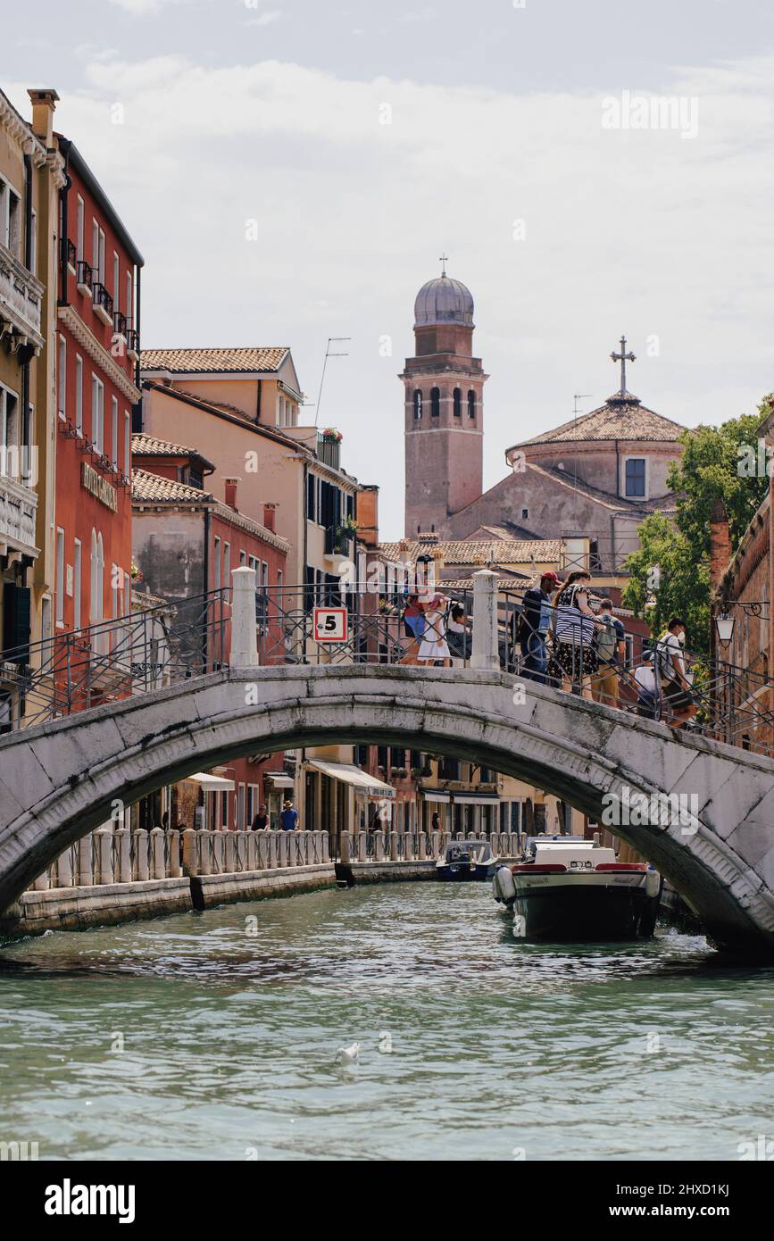 Kleiner Kanal mit venezianischer Brücke mit Blick auf die Chiesa di San Nicola da Tolentino im Viertel Santa Croce in Venedig, Italien. Stockfoto