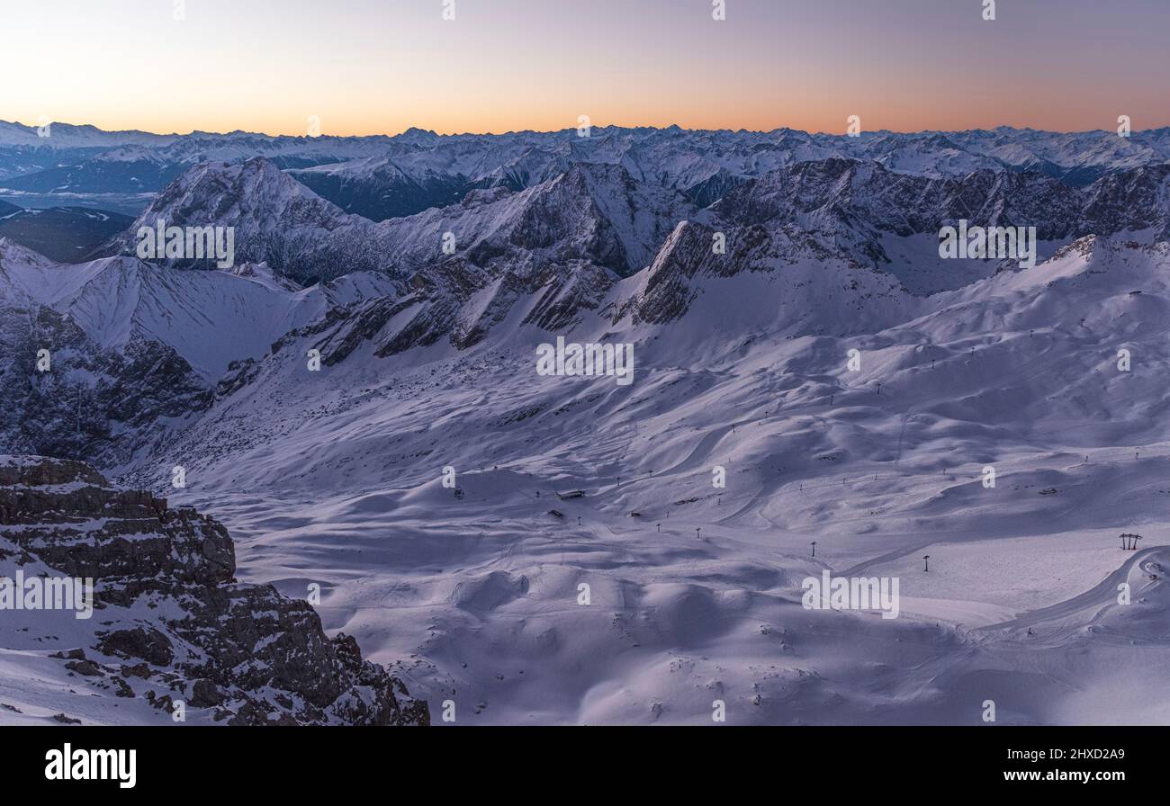 Morgenstimmung auf der Zugspitze, Sonnenaufgang auf Deutschlands höchstem Berg 'Top of Germany'. Landschaftsfotografie. Blick Richtung Zugspitzplatt, Skipiste. Stockfoto