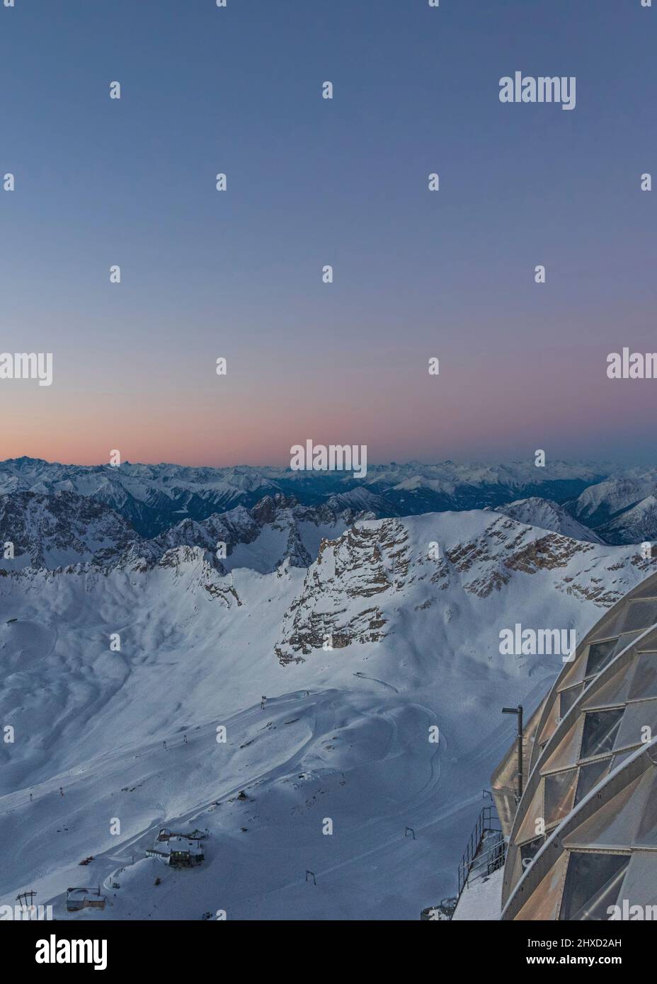 Morgenstimmung auf der Zugspitze, Sonnenaufgang auf Deutschlands höchstem Berg 'Top of Germany'. Landschaftsfotografie. Blick auf den Zugspitzplatt. Stockfoto